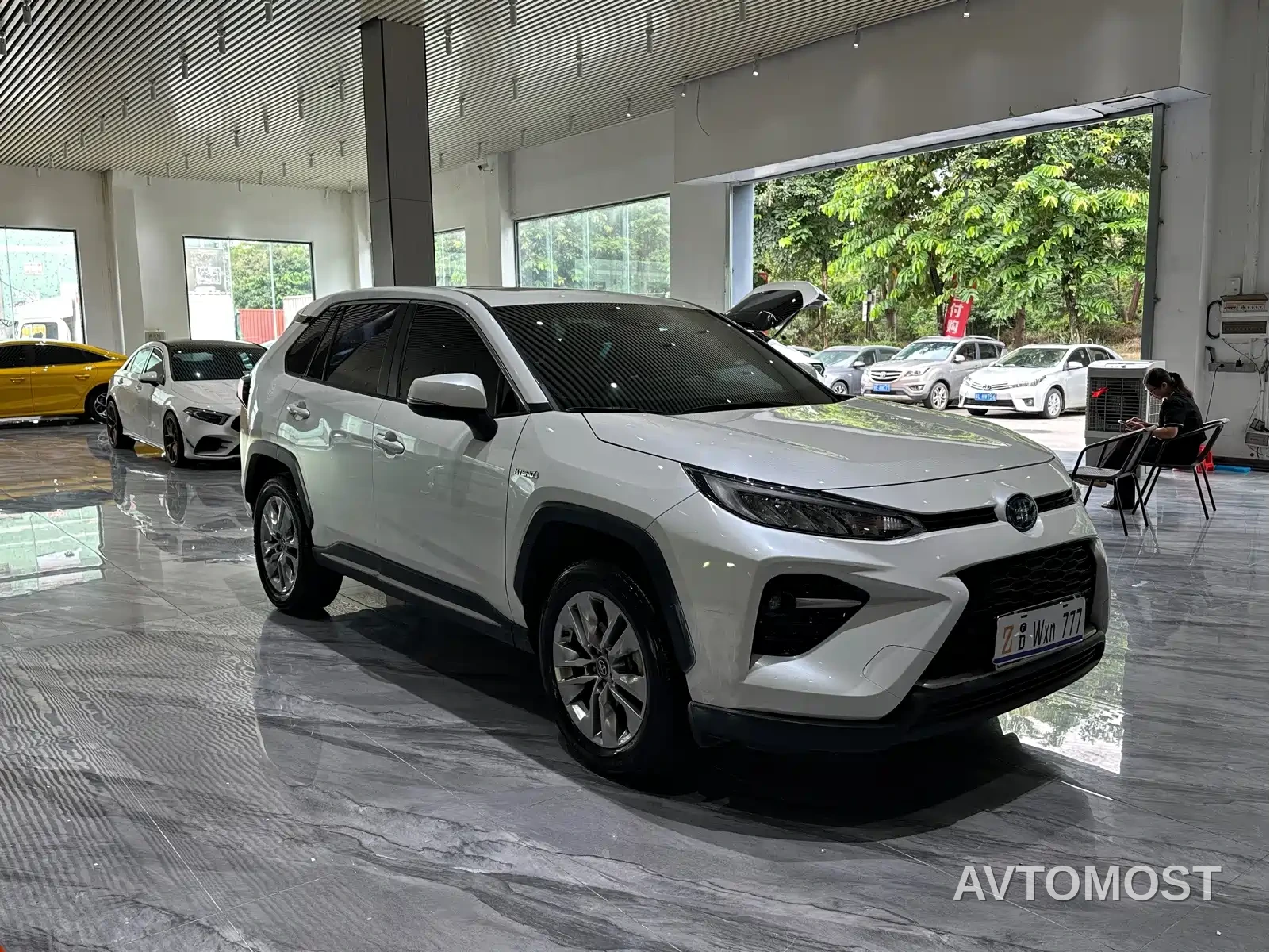 Toyota Wildlander 2020 Dual Engine 2.5L E-CVT FWD Luxury — фото 1