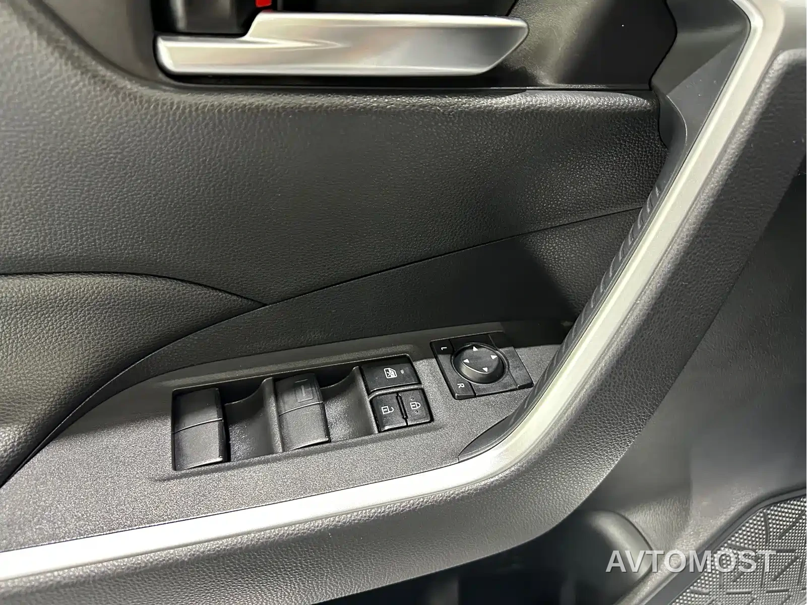 Toyota Wildlander 2020 Dual Engine 2.5L E-CVT FWD Luxury — фото 3