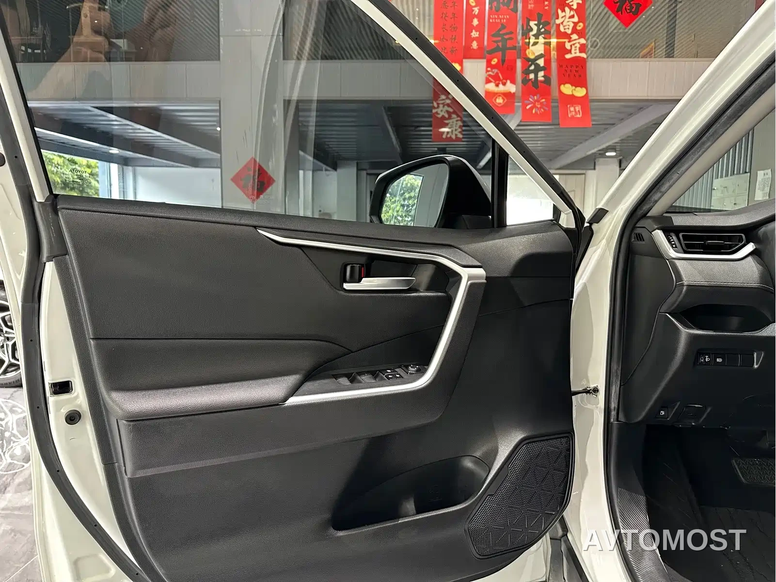 Toyota Wildlander 2020 Dual Engine 2.5L E-CVT FWD Luxury — фото 4