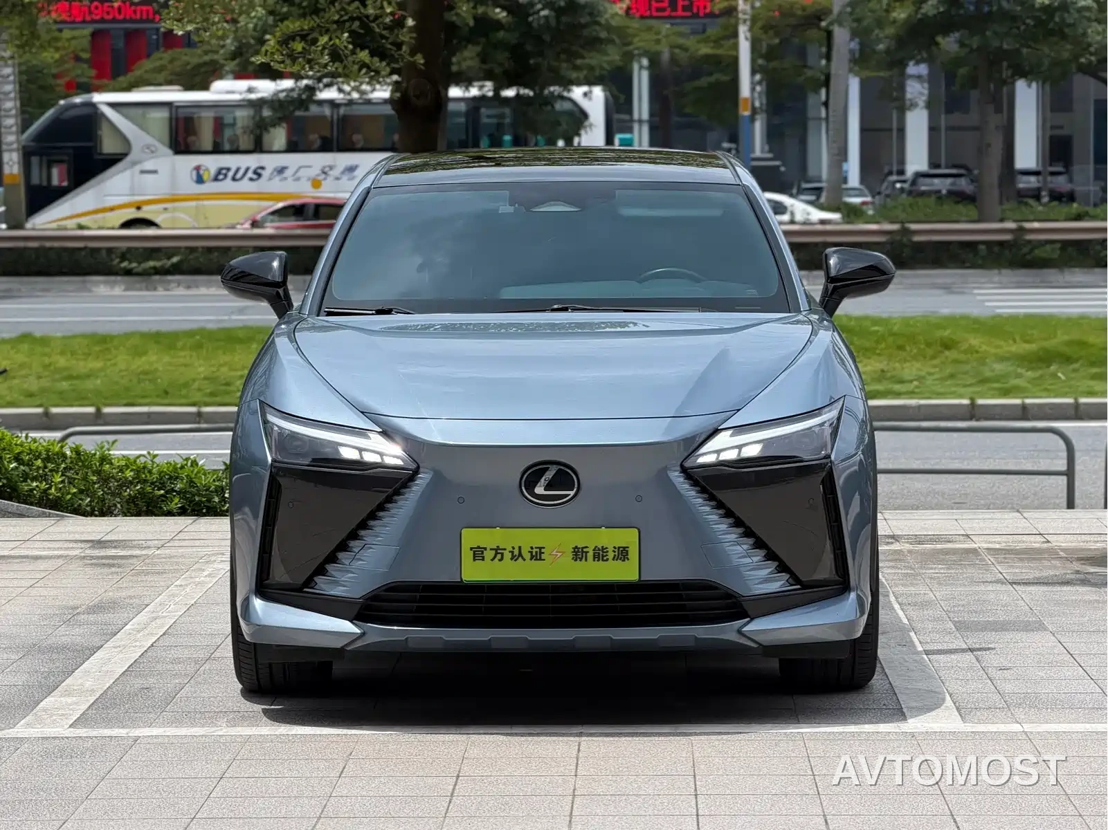 Lexus RZ 2023 450e 4WD Deluxe — фото 2
