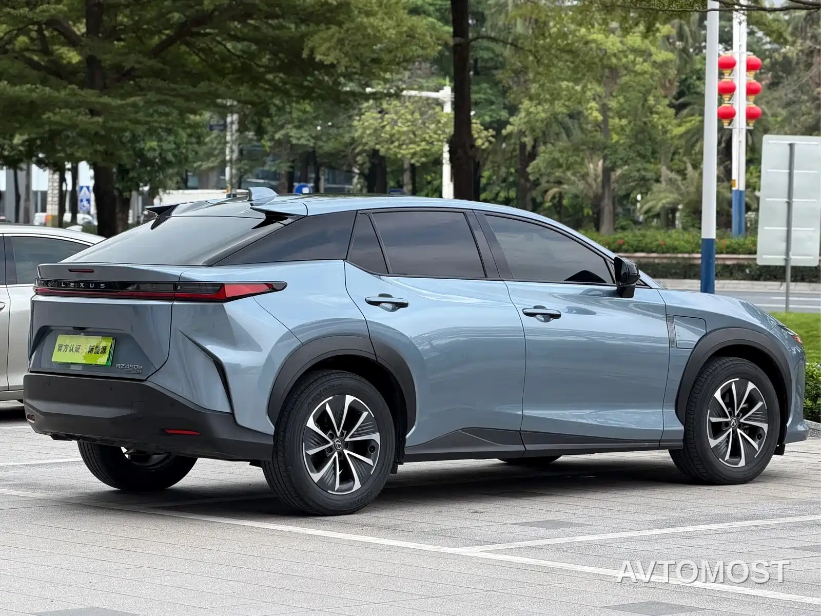 Lexus RZ 2023 450e 4WD Deluxe — фото 4