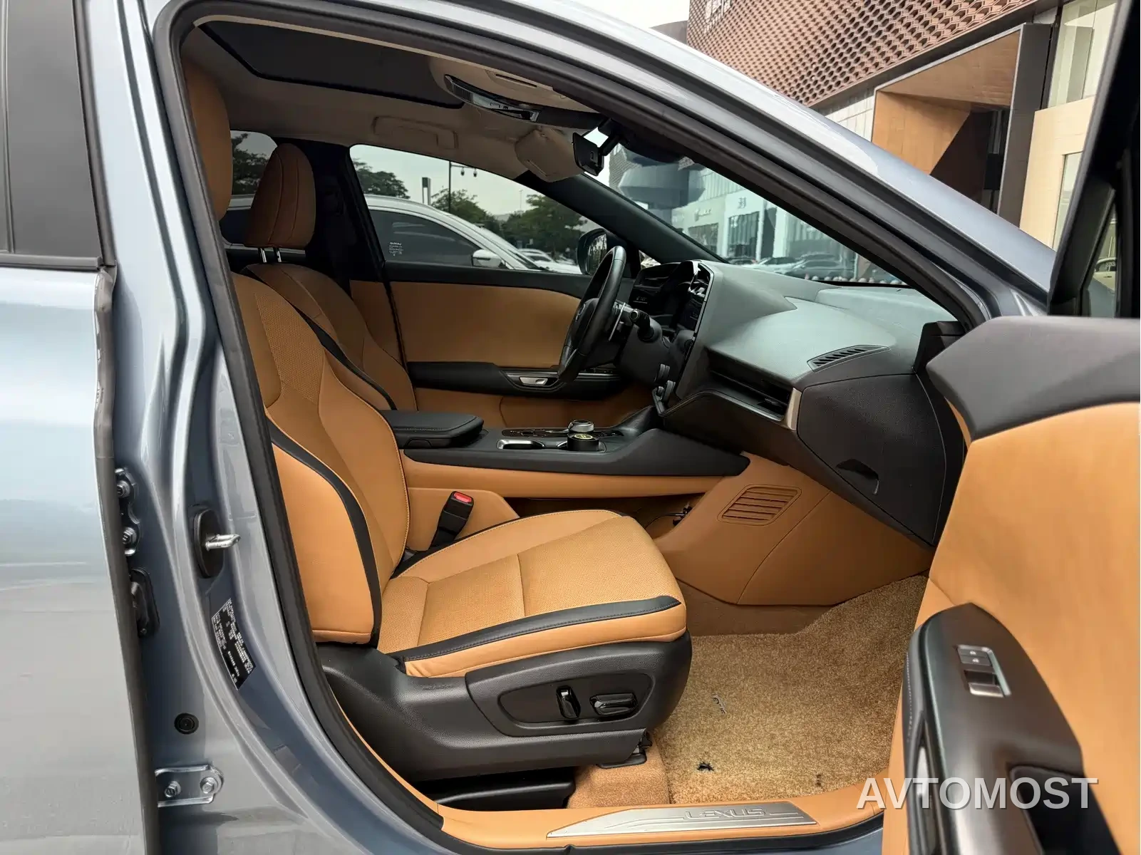 Lexus RZ 2023 450e 4WD Deluxe — фото 11