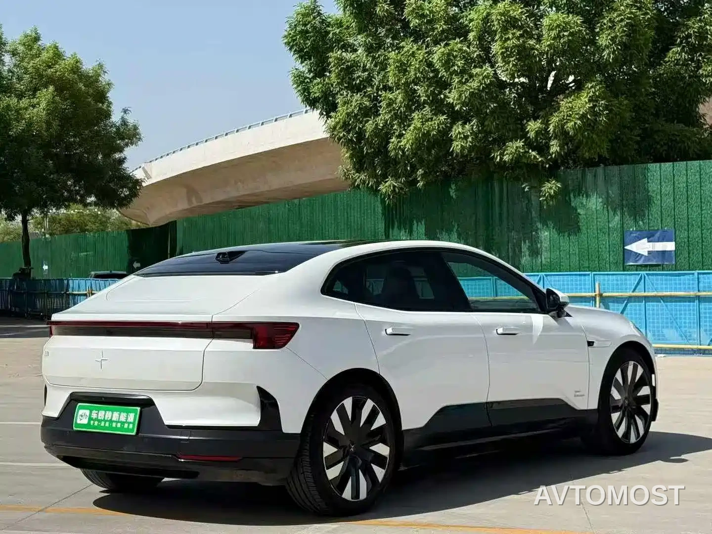 Polestar 4 2024 Single Motor Standard Range PLUS Twin-Star Connected Edition — фото 6
