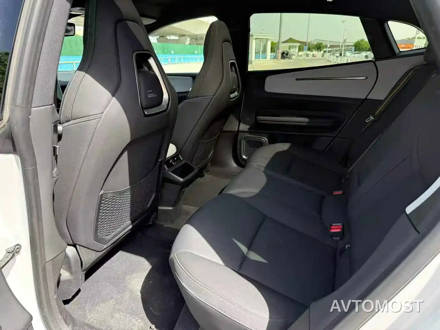 Polestar 4 2024 Single Motor Standard Range PLUS Twin-Star Connected Edition — фото 8