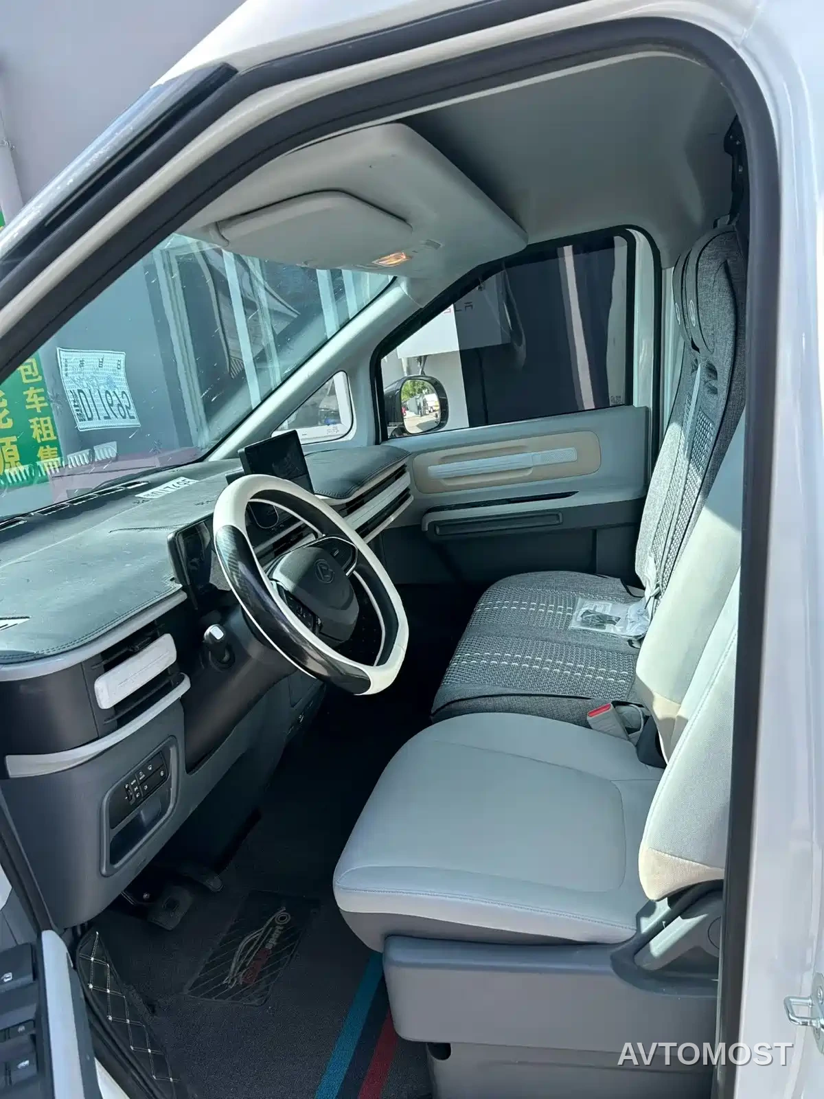 SAIC Maxus Dana V1L 2025 Model High Roof Multi-purpose Version 50kWh — фото 2