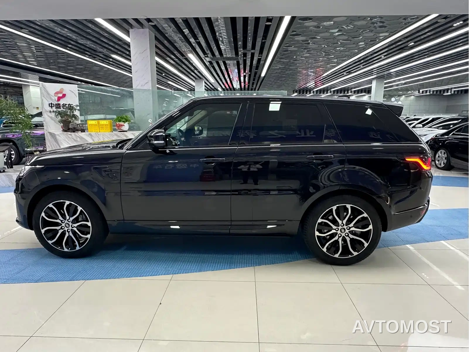 Land Rover Range Rover Sport 2022 3.0 L6 Gloss Black Edition — фото 27