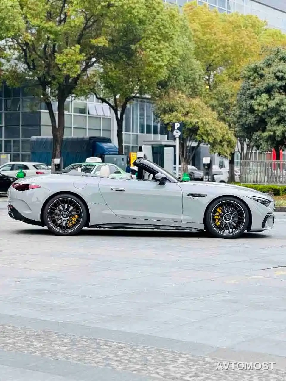 Mercedes-Benz SL-Class AMG 2024 AMG SL 63 4MATIC+ — фото 9