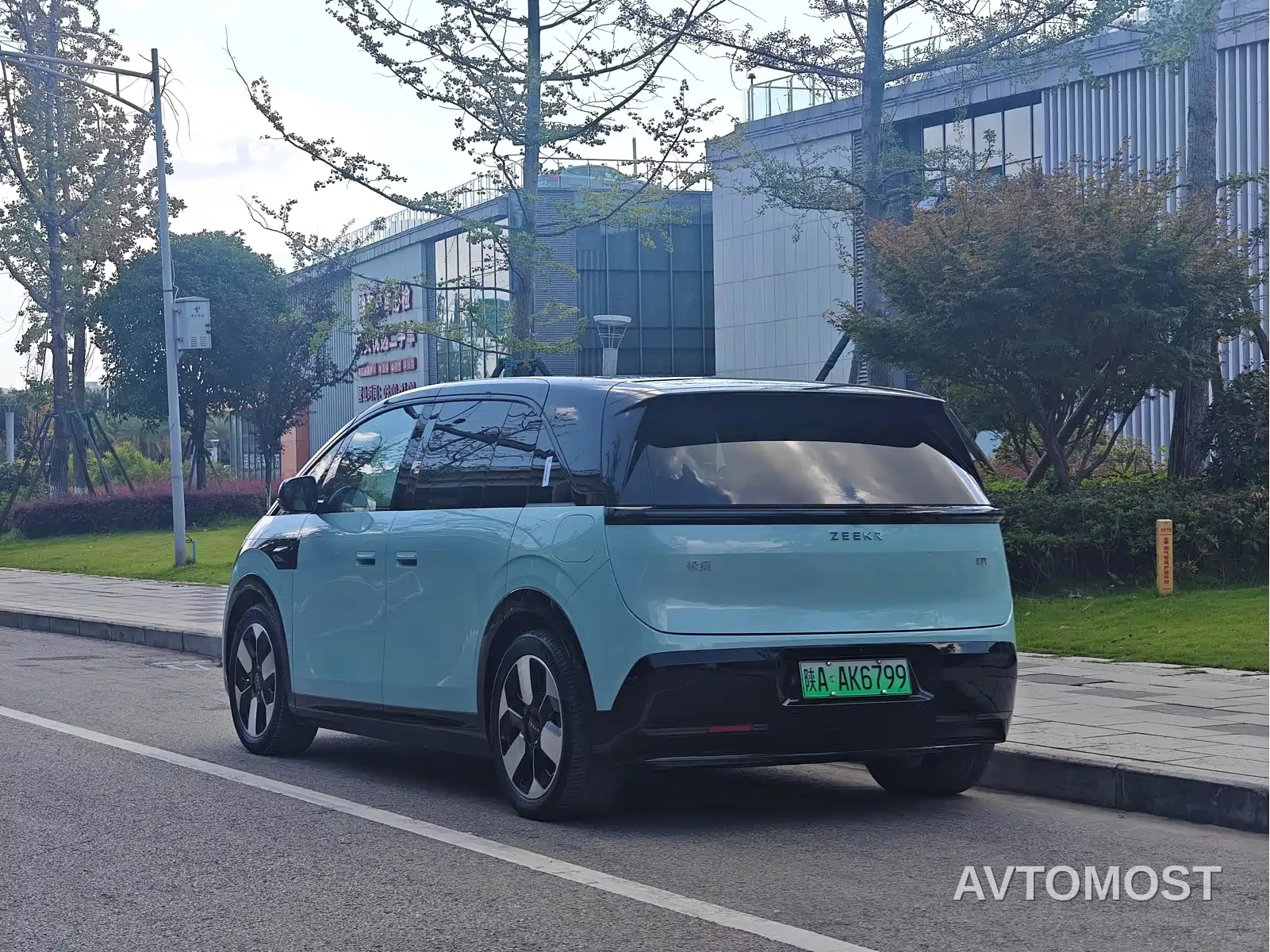 Zeekr MIX 2025 Smart Driving Edition — фото 2