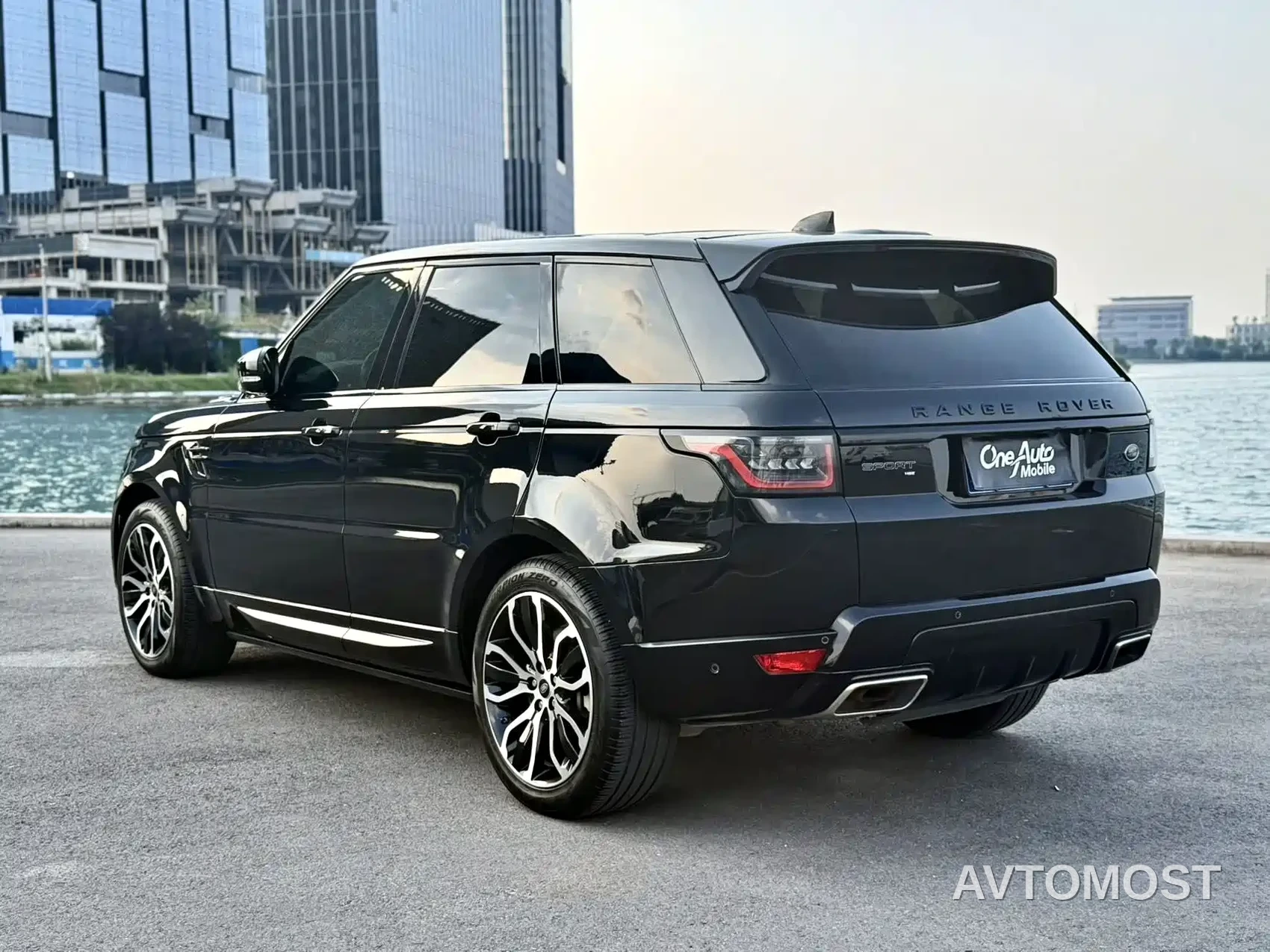 Land Rover Range Rover Sport 2021 3.0 L6 Gloss Black Edition — фото 3