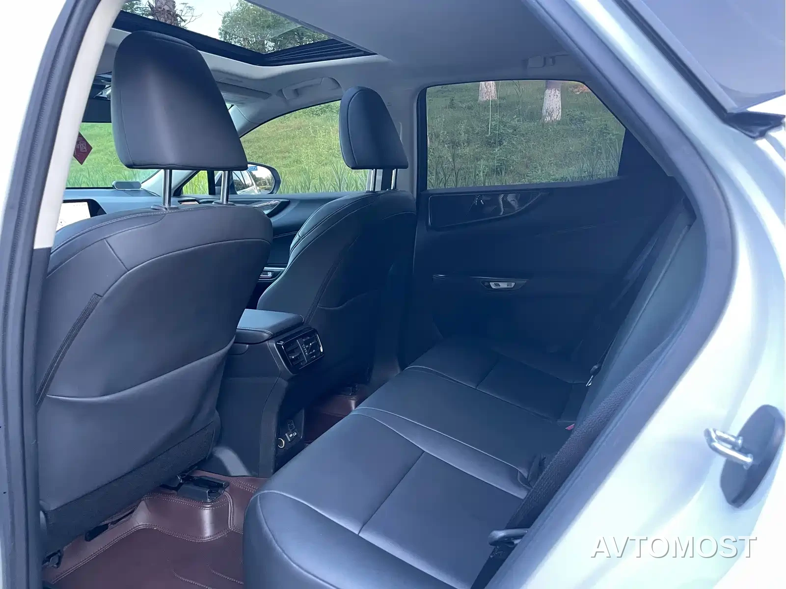Lexus NX 2022 260 FWD Joy Creation Edition — фото 6