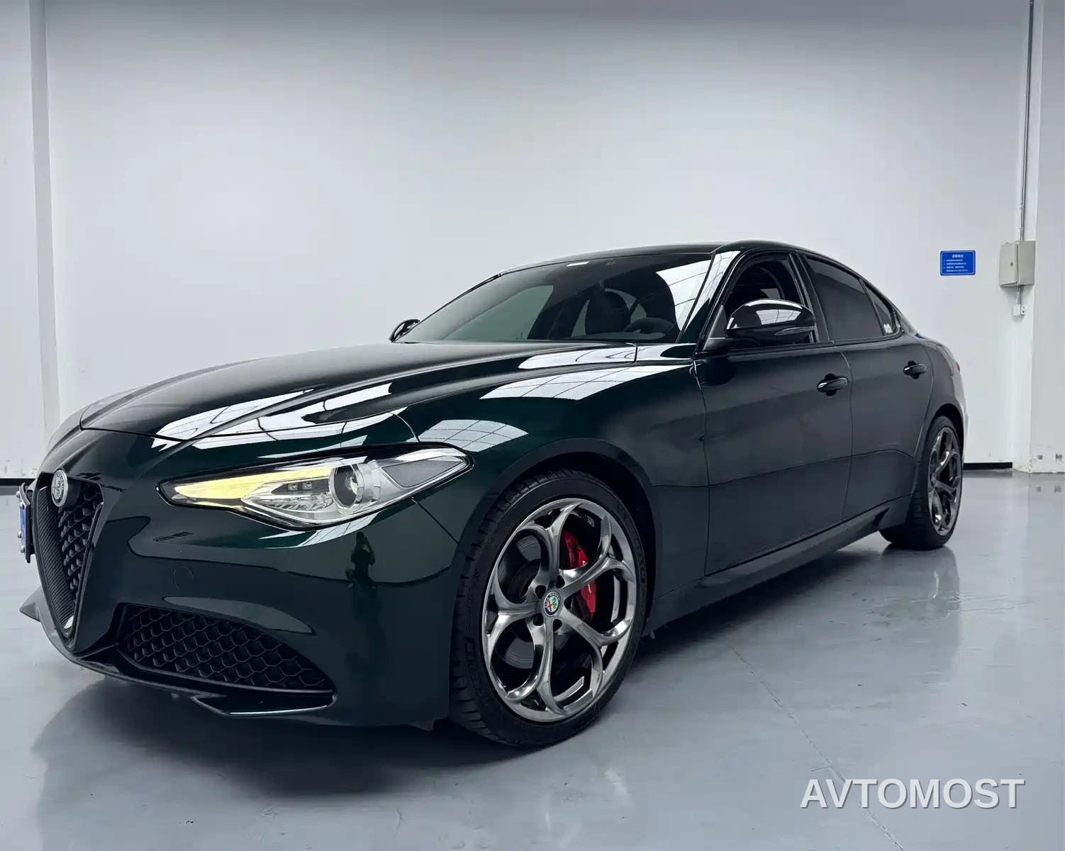 Alfa Romeo Giulia 2021 2.0T 280HP Luxury — фото 1