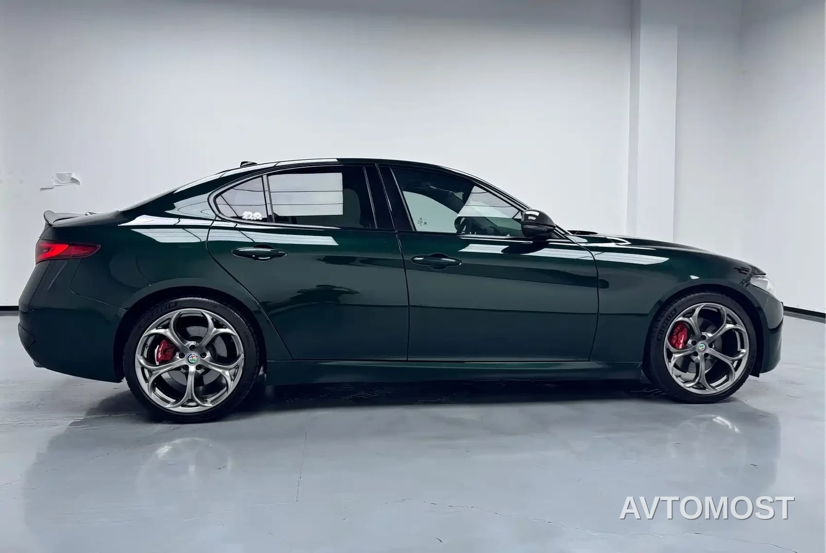Alfa Romeo Giulia 2021 2.0T 280HP Luxury — фото 10