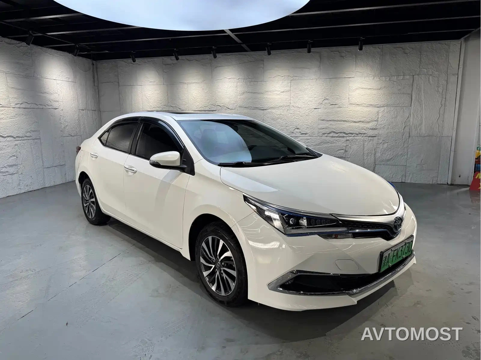 Toyota Corolla Twin Engine E+ 2019 1.8L E-CVT Leading Edition — фото 3