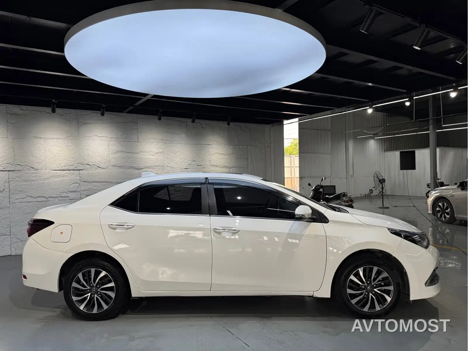 Toyota Corolla Twin Engine E+ 2019 1.8L E-CVT Leading Edition — фото 4