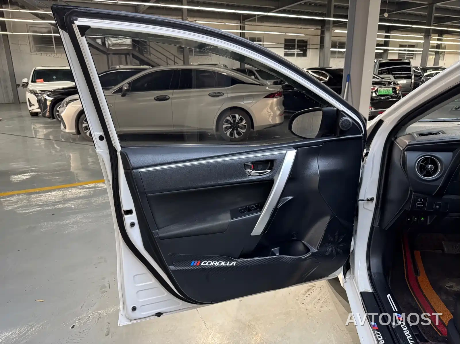 Toyota Corolla Twin Engine E+ 2019 1.8L E-CVT Leading Edition — фото 6
