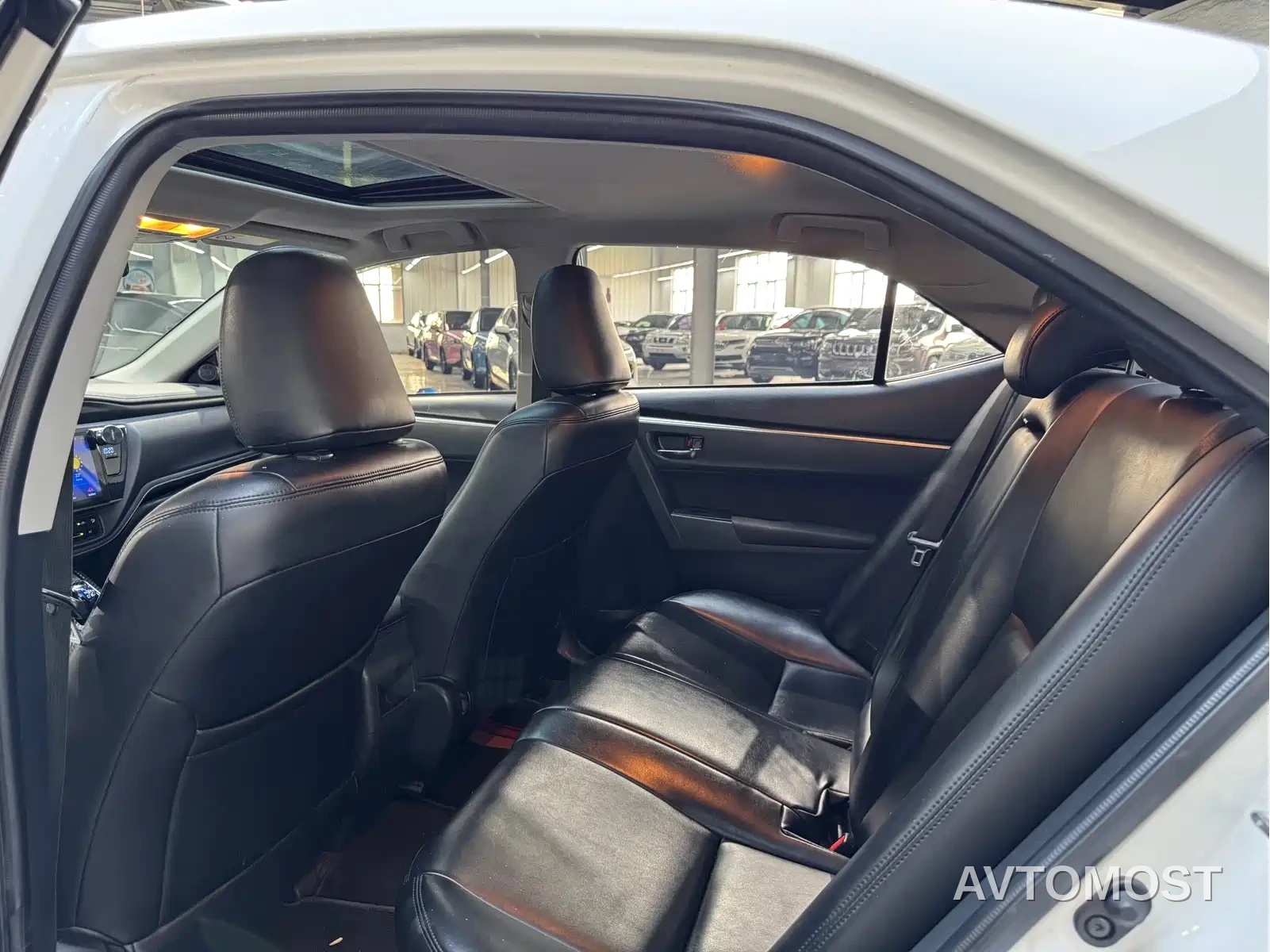 Toyota Corolla Twin Engine E+ 2019 1.8L E-CVT Leading Edition — фото 8