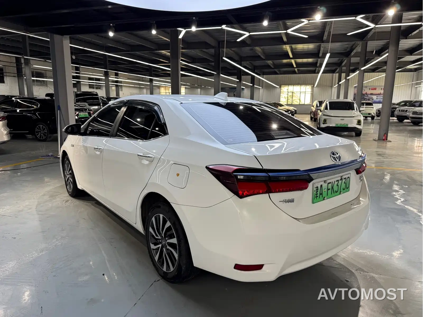 Toyota Corolla Twin Engine E+ 2019 1.8L E-CVT Leading Edition — фото 10
