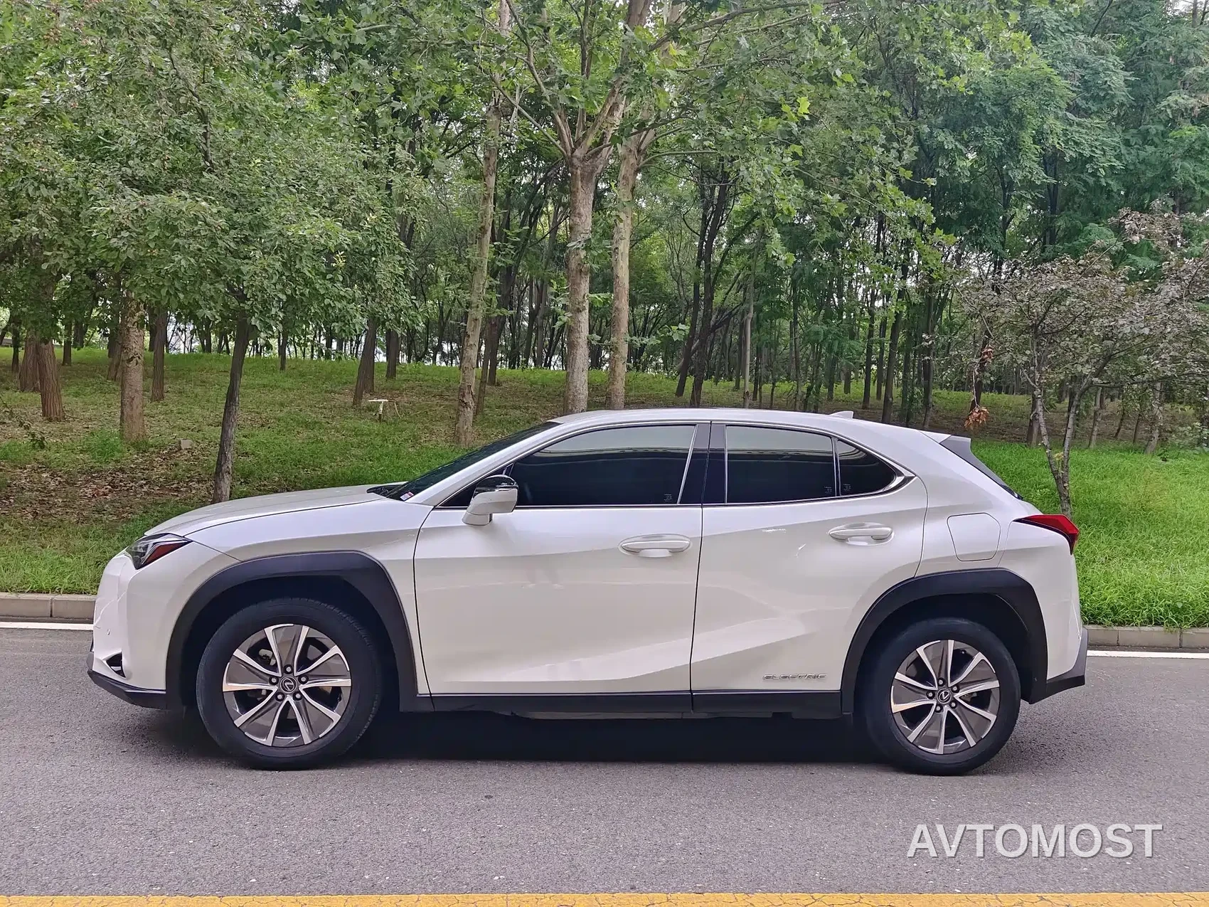 Lexus UX Electric 2020 300e Pure Yue Edition — фото 3