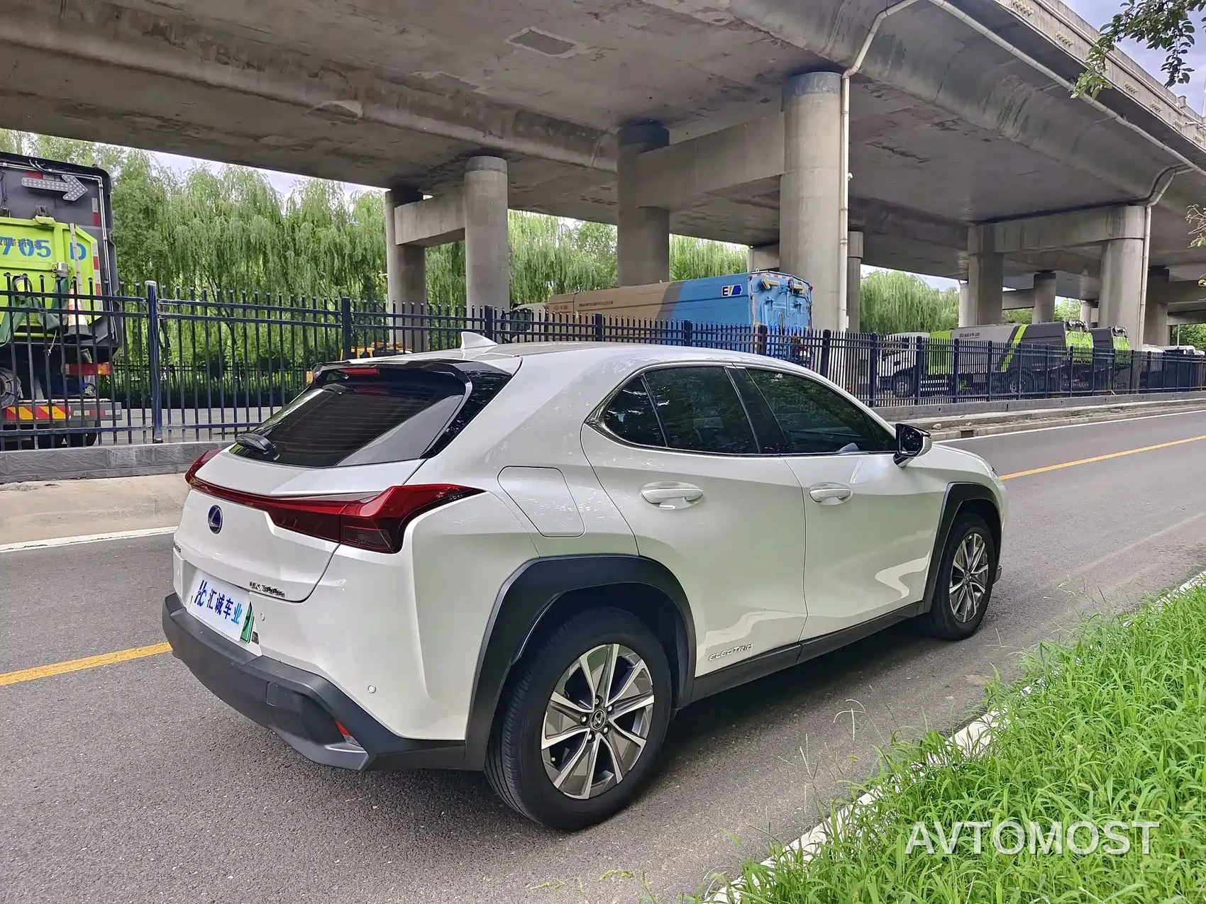 Lexus UX Electric 2020 300e Pure Yue Edition — фото 6