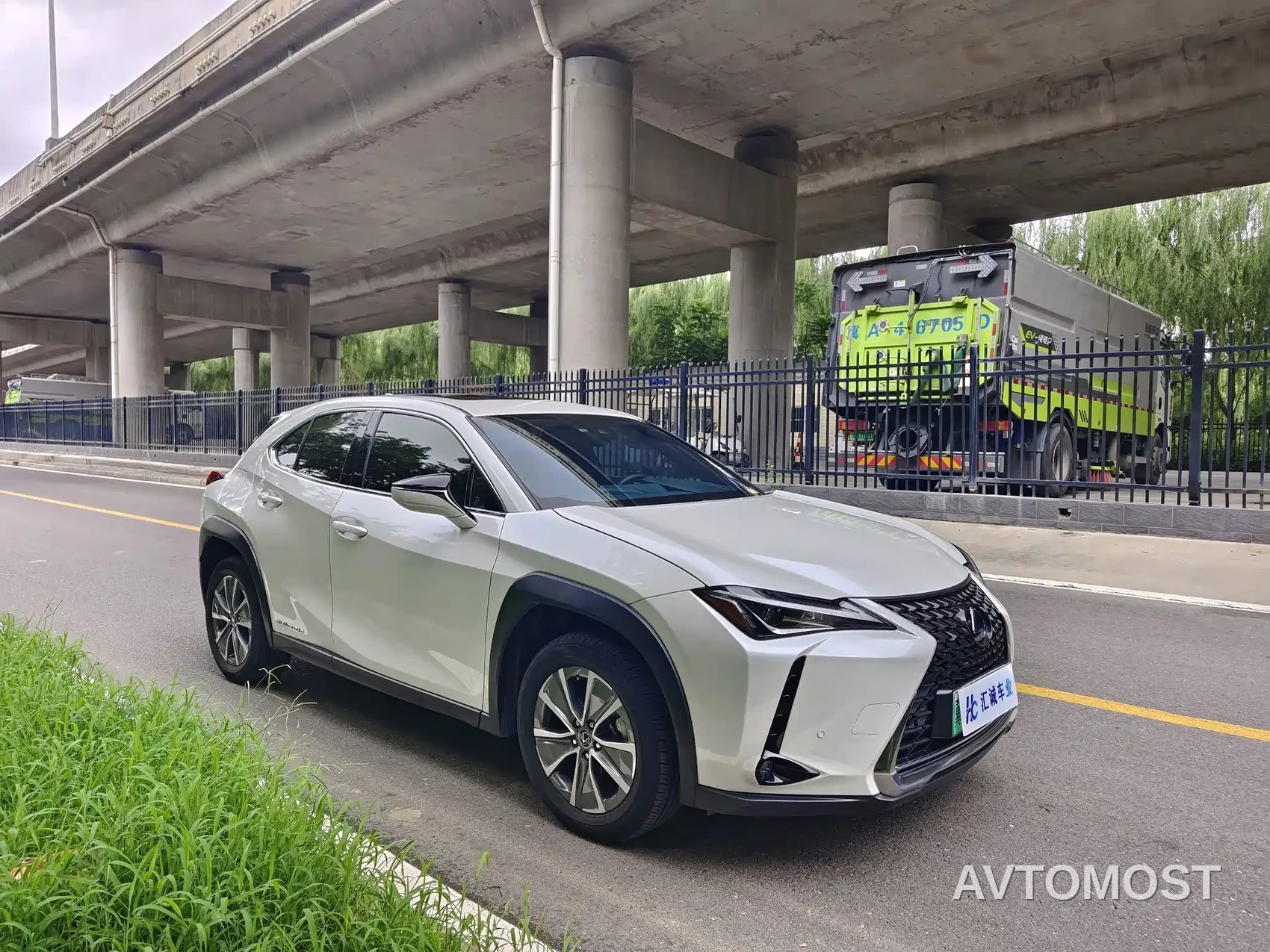 Lexus UX Electric 2020 300e Pure Yue Edition — фото 7