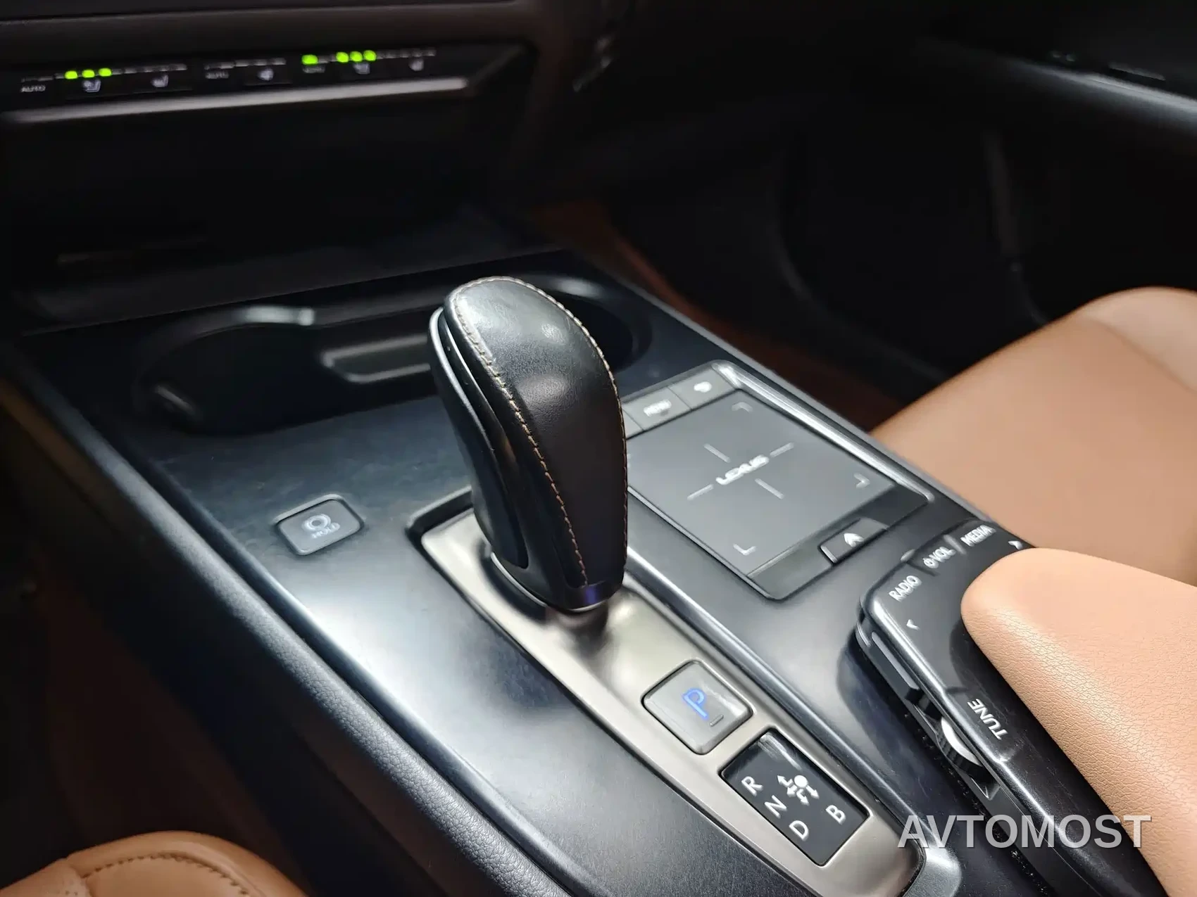 Lexus UX Electric 2020 300e Pure Yue Edition — фото 15