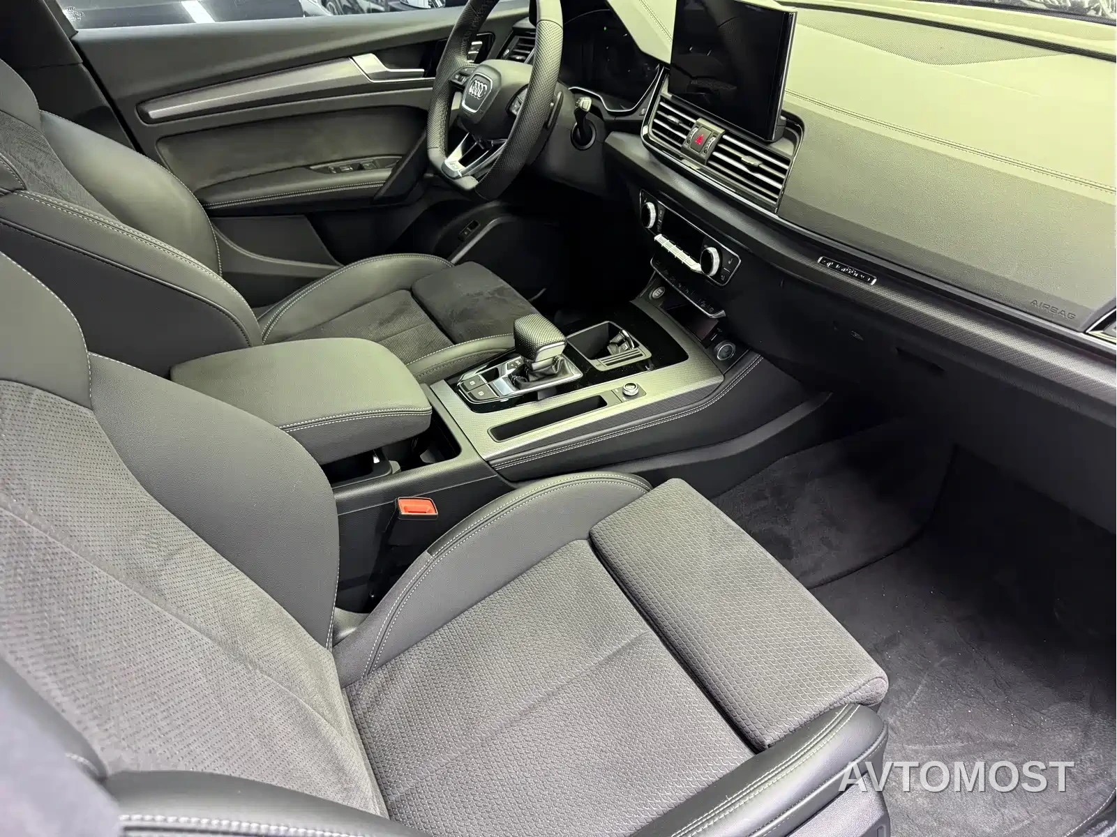 Audi Q5L Sportback 2025 quattro 45th Anniversary Collector's Edition 40 TFSI Luxury — фото 9