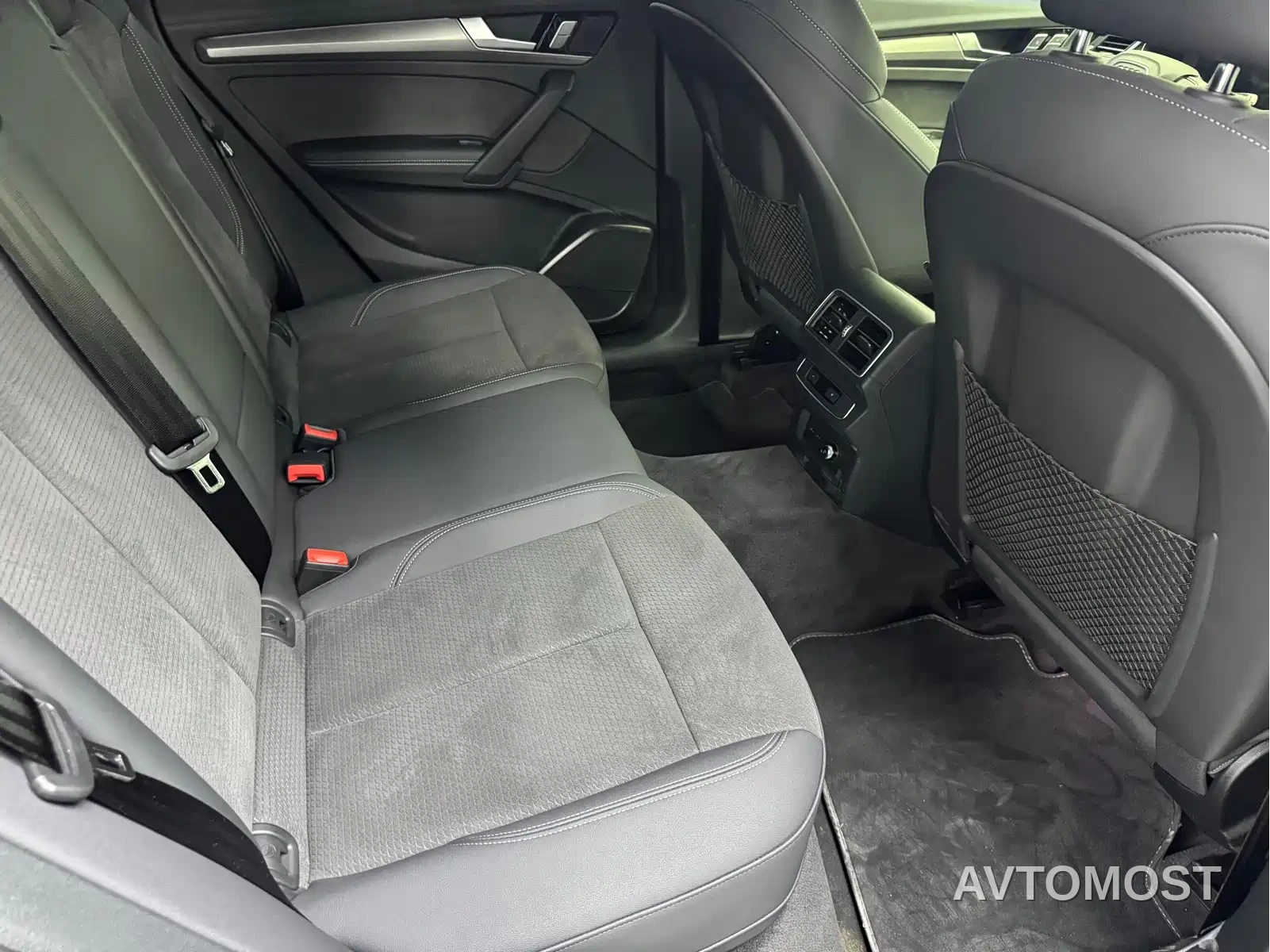 Audi Q5L Sportback 2025 quattro 45th Anniversary Collector's Edition 40 TFSI Luxury — фото 12