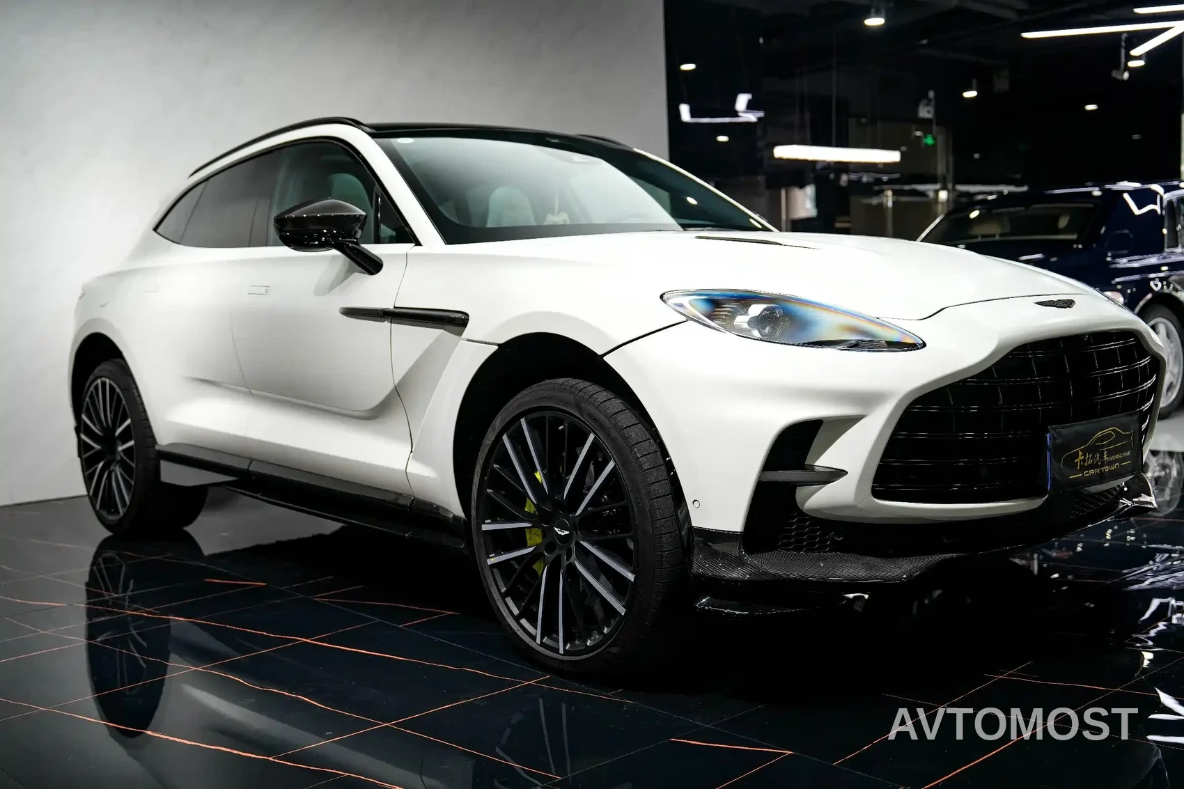 Aston Martin DBX 2023 Model 4.0T V8 707 — фото 9