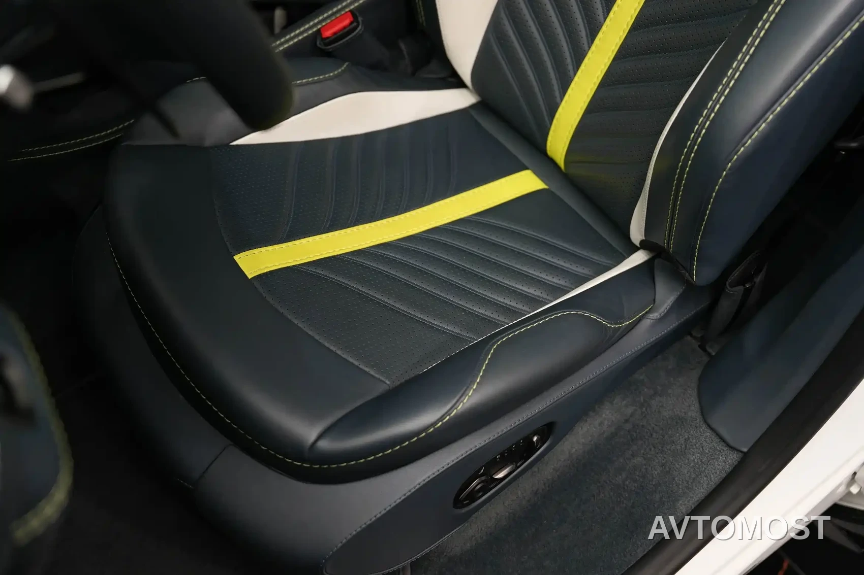 Aston Martin DBX 2023 Model 4.0T V8 707 — фото 10