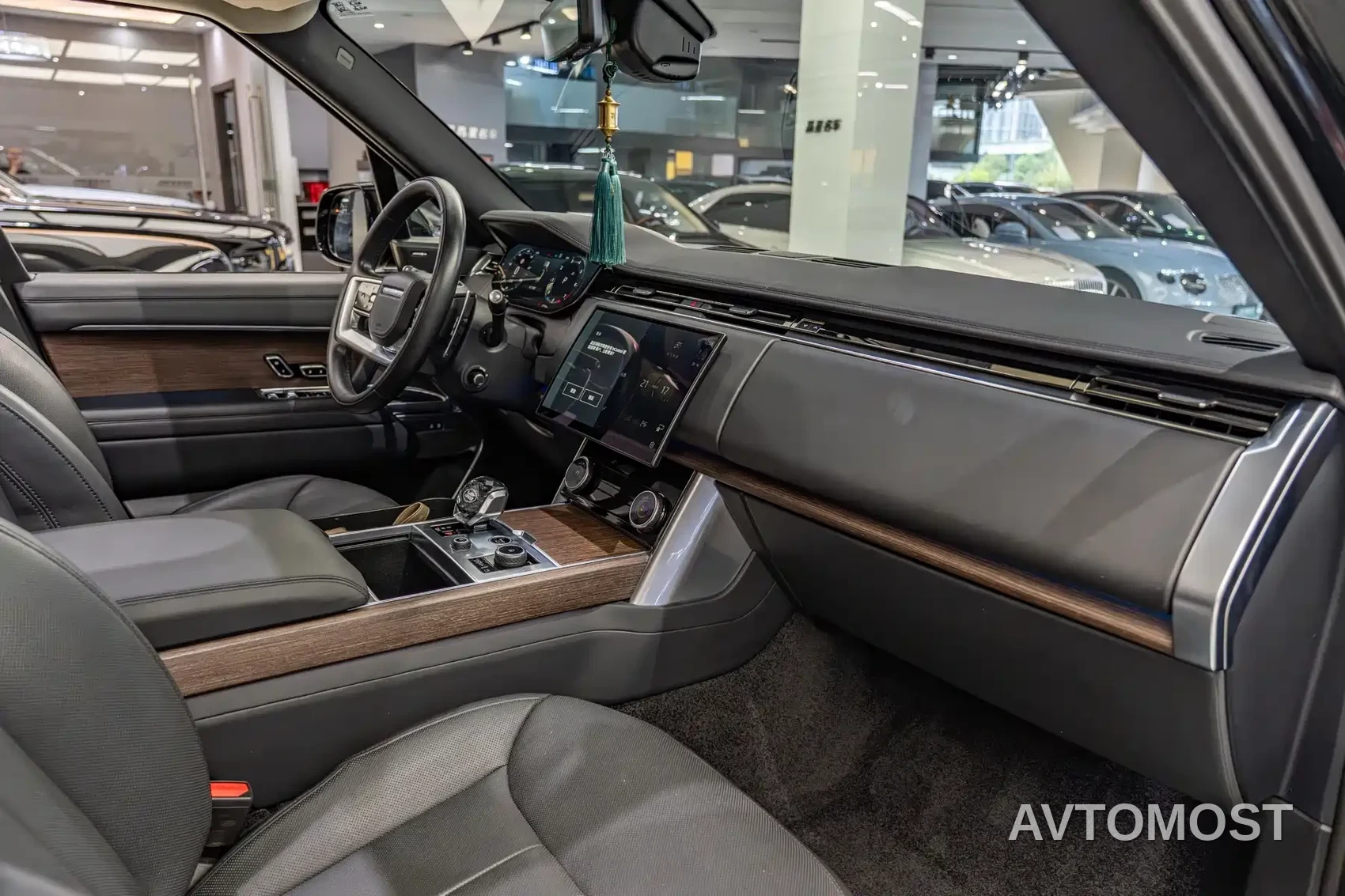 Land Rover Range Rover 2023 3.0 L6 360PS Golden Age Edition — фото 6