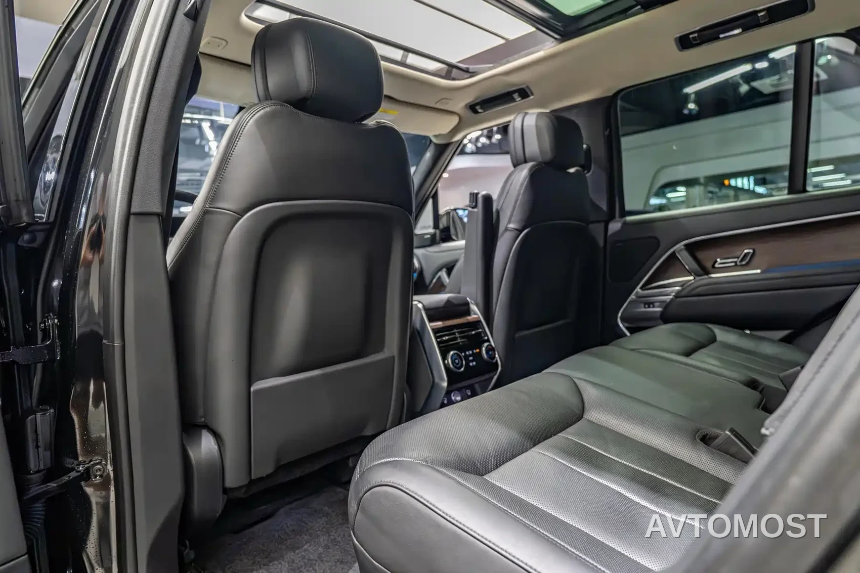 Land Rover Range Rover 2023 3.0 L6 360PS Golden Age Edition — фото 10