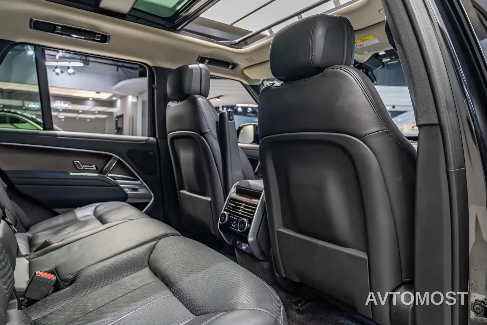 Land Rover Range Rover 2023 3.0 L6 360PS Golden Age Edition — фото 12