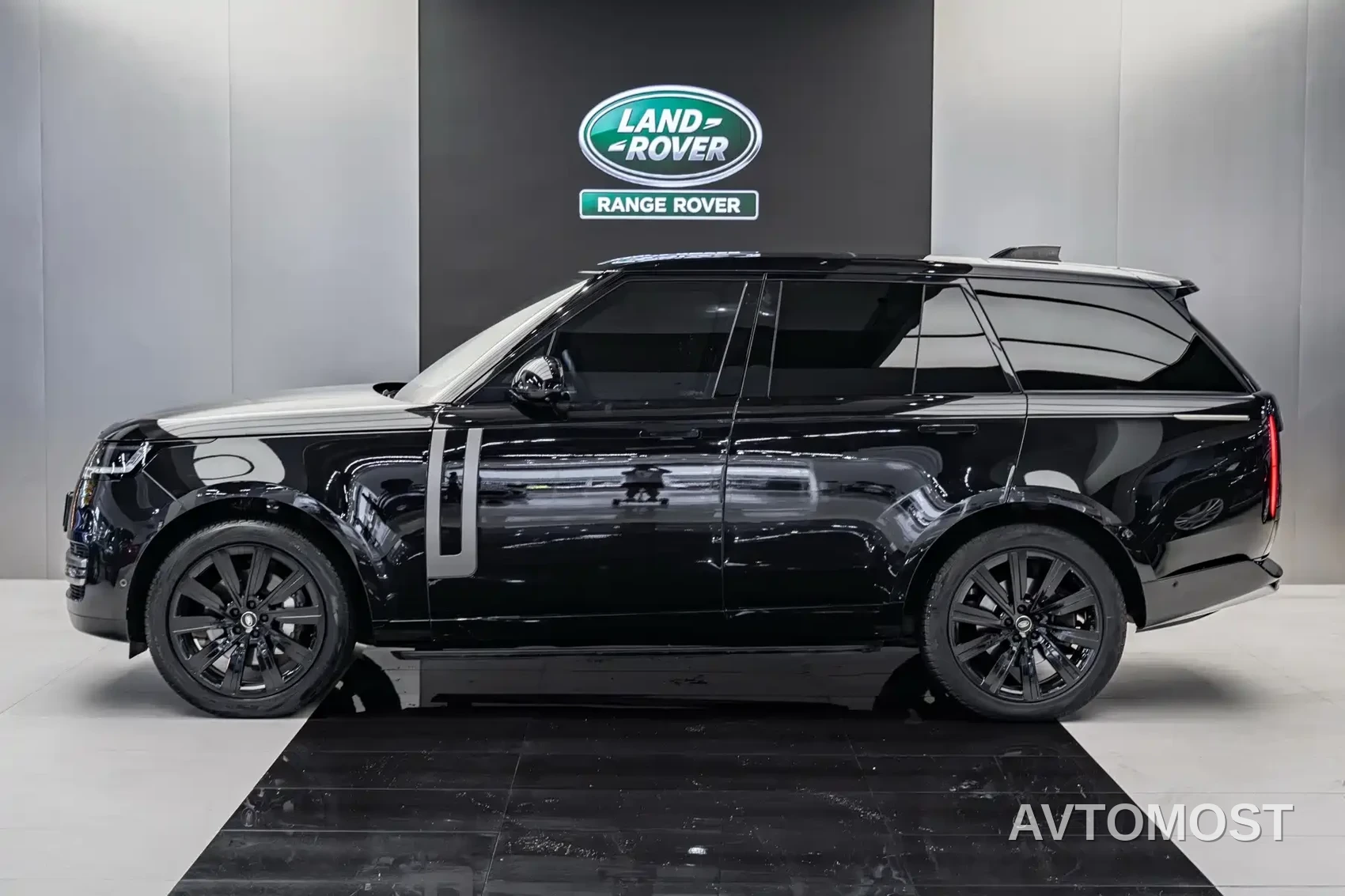 Land Rover Range Rover 2023 3.0 L6 360PS Golden Age Edition — фото 13