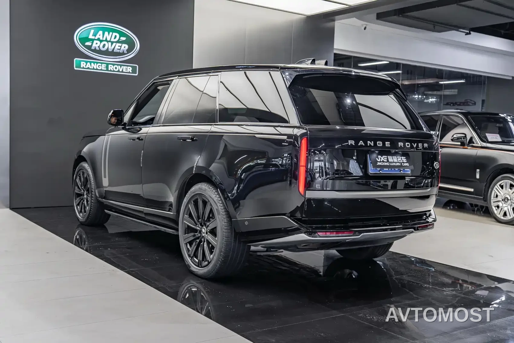 Land Rover Range Rover 2023 3.0 L6 360PS Golden Age Edition — фото 16