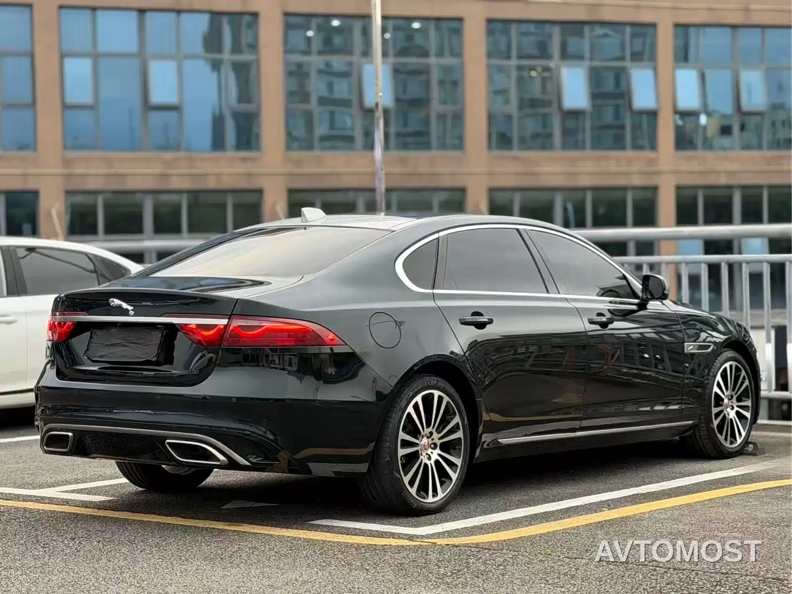 Jaguar XFL 2022 XFL 2.0T P250 2WD Premium Luxury — фото 7