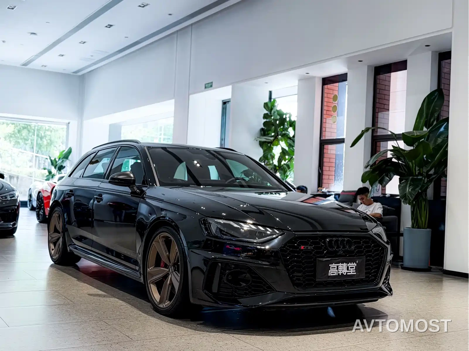 Audi RS 4 2023 Model RS4 Avant Dark Gold Edition — фото 4