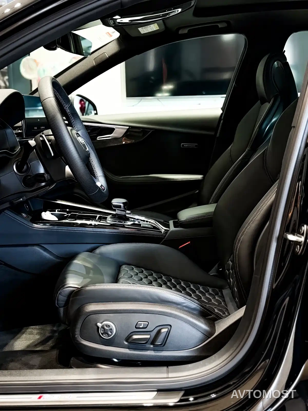 Audi RS 4 2023 Model RS4 Avant Dark Gold Edition — фото 17