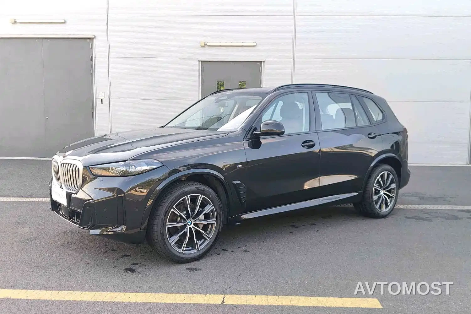 BMW X5 2025 Model xDrive 30Li M Sport Blackout Package — фото 1