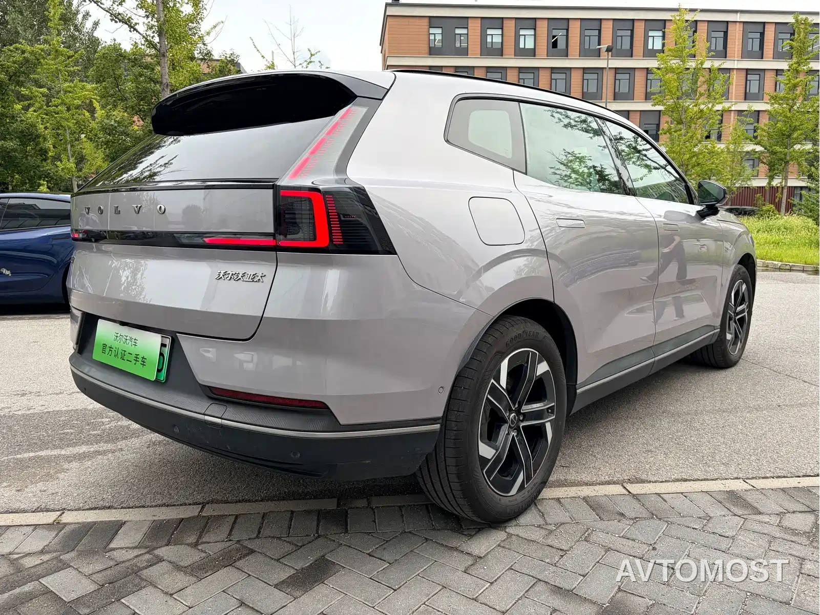 Volvo XC70 Plug-in Hybrid 2025 Standard — фото 2