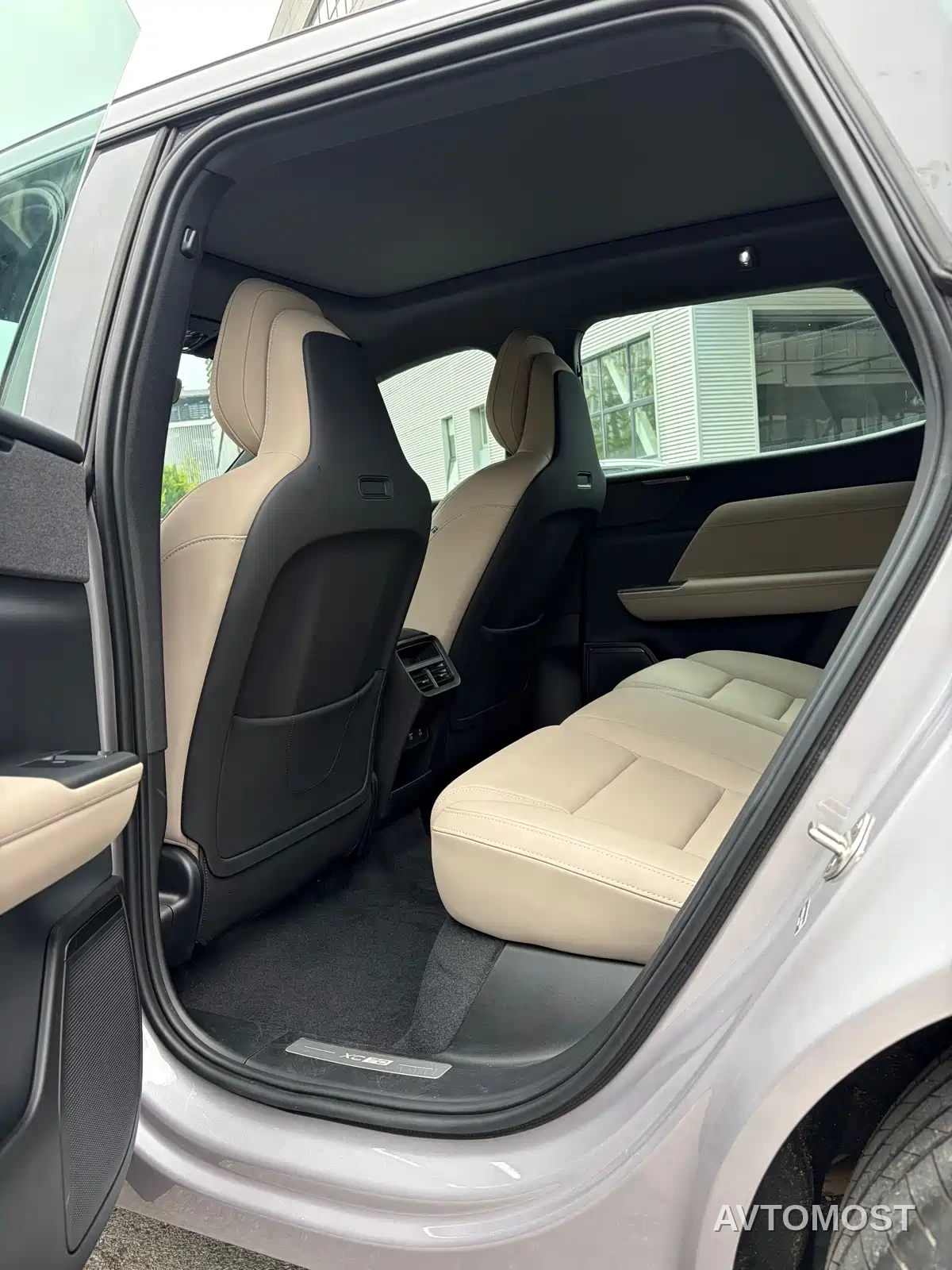 Volvo XC70 Plug-in Hybrid 2025 Standard — фото 4