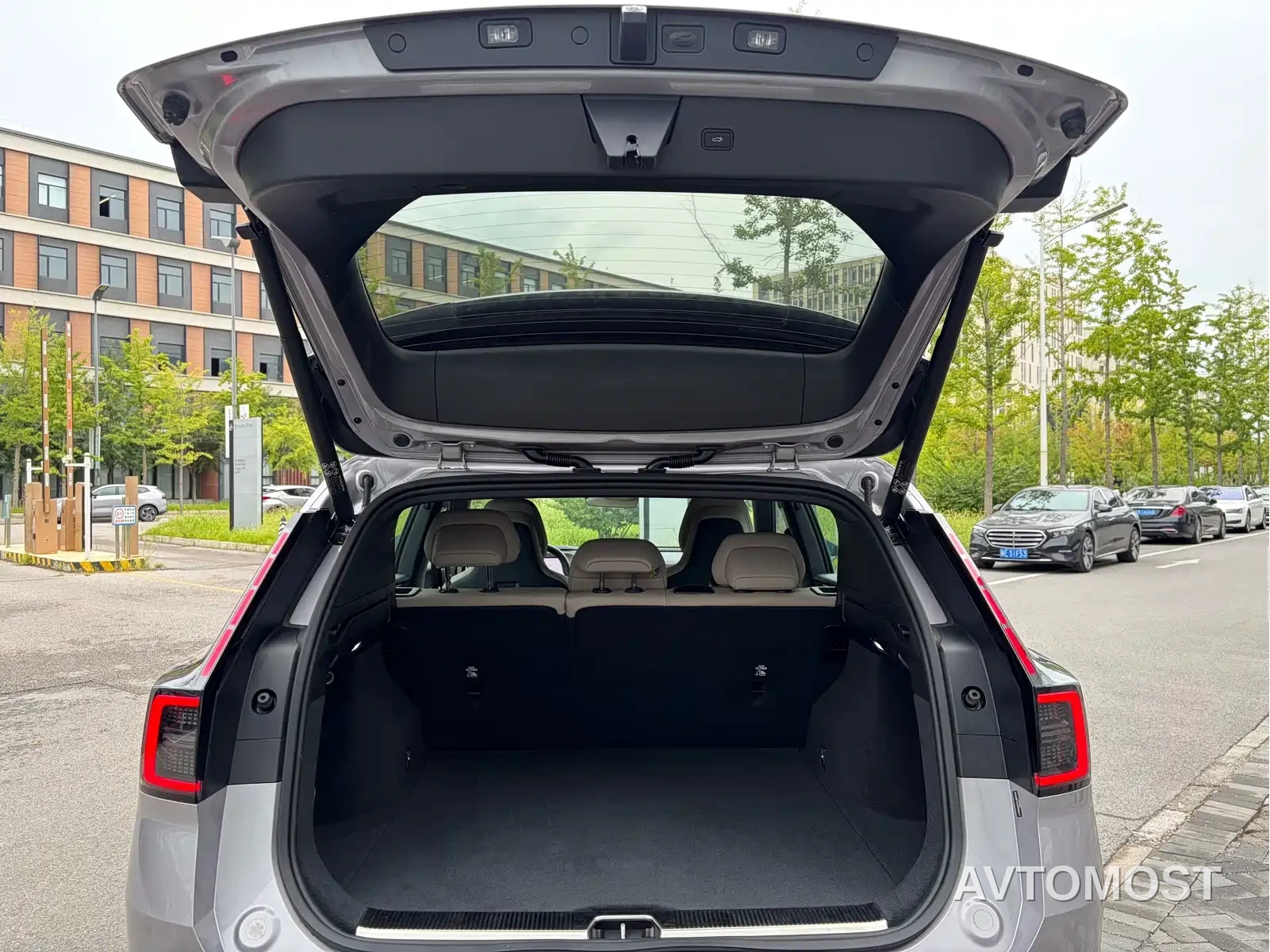 Volvo XC70 Plug-in Hybrid 2025 Standard — фото 7