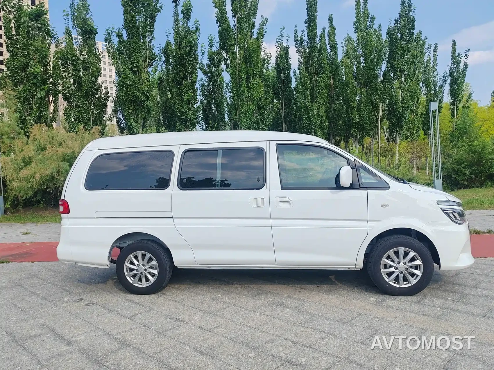 Dongfeng Fengxing Lingzhi New Energy 2024 Standard Base 7-Seater — фото 4