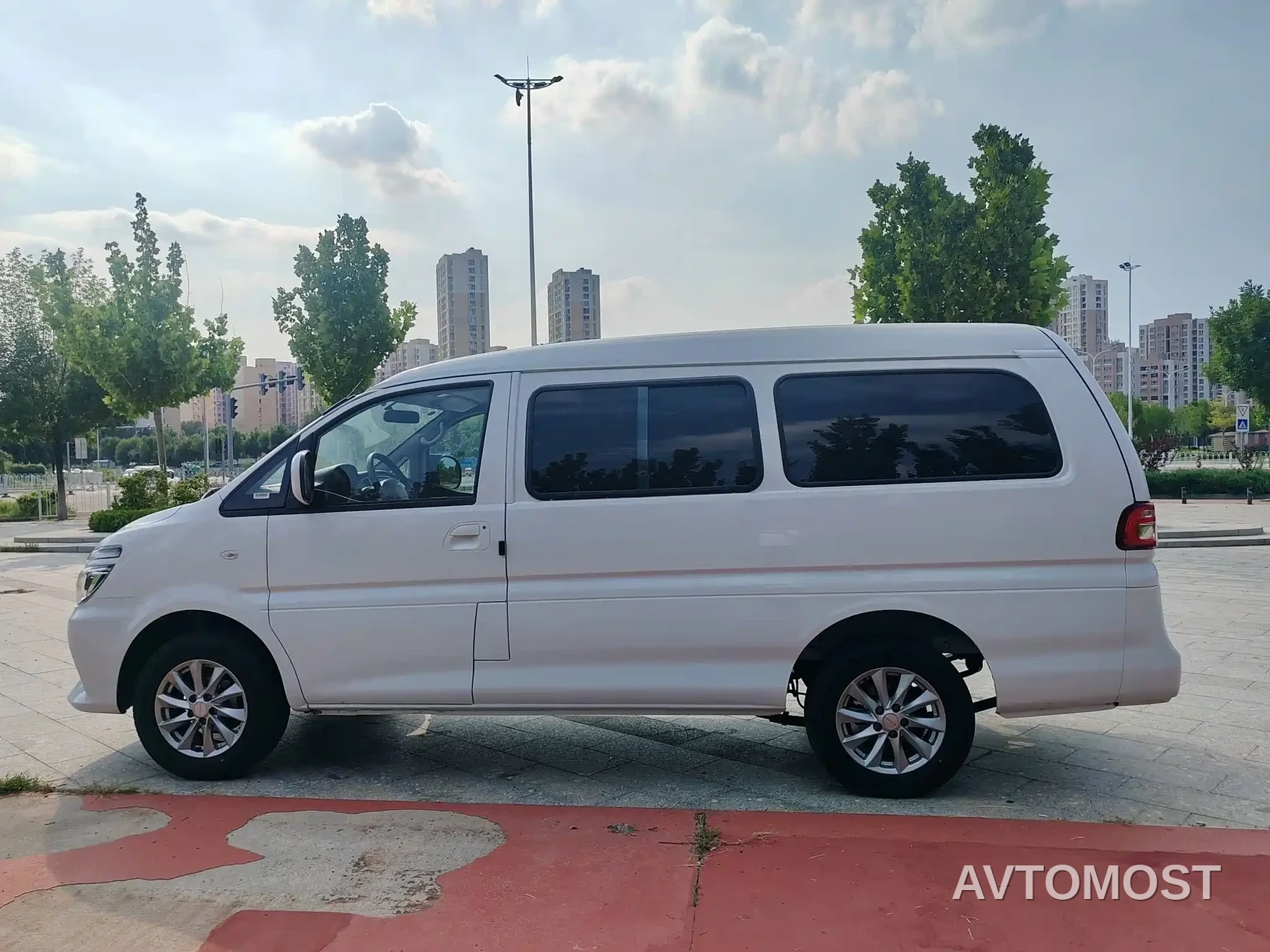 Dongfeng Fengxing Lingzhi New Energy 2024 Standard Base 7-Seater — фото 8