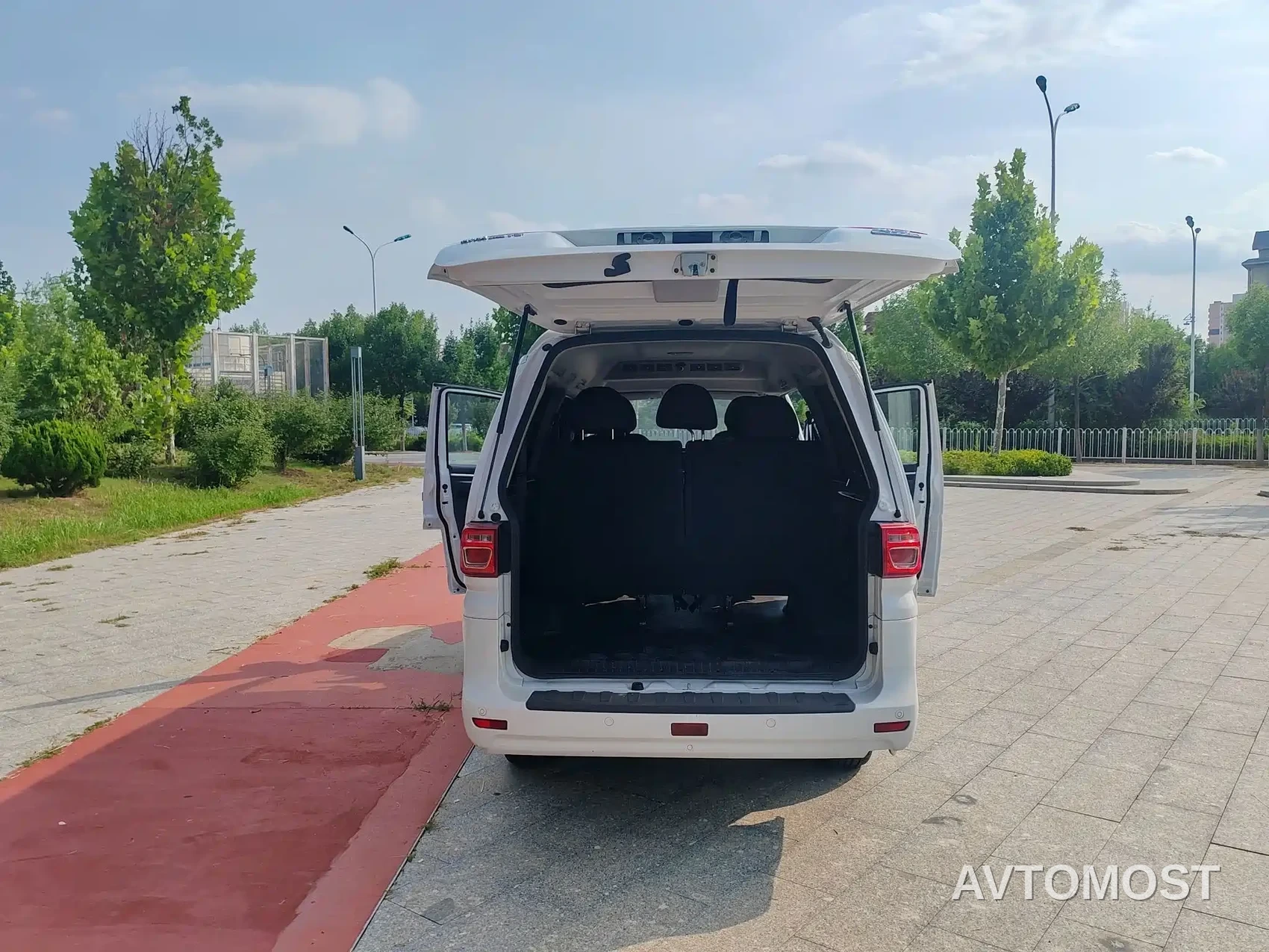 Dongfeng Fengxing Lingzhi New Energy 2024 Standard Base 7-Seater — фото 9