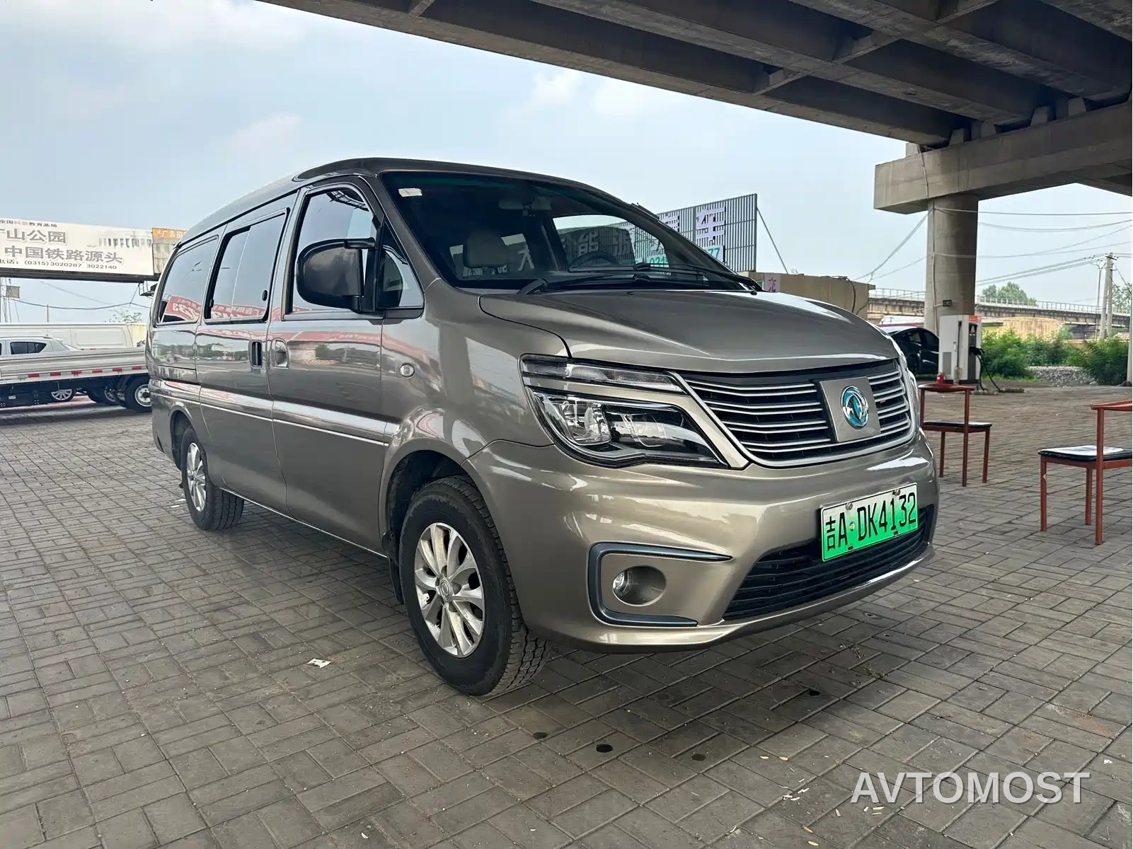 Dongfeng Fengxing Lingzhi New Energy 2020 Long Range Comfort 9-seater — фото 3