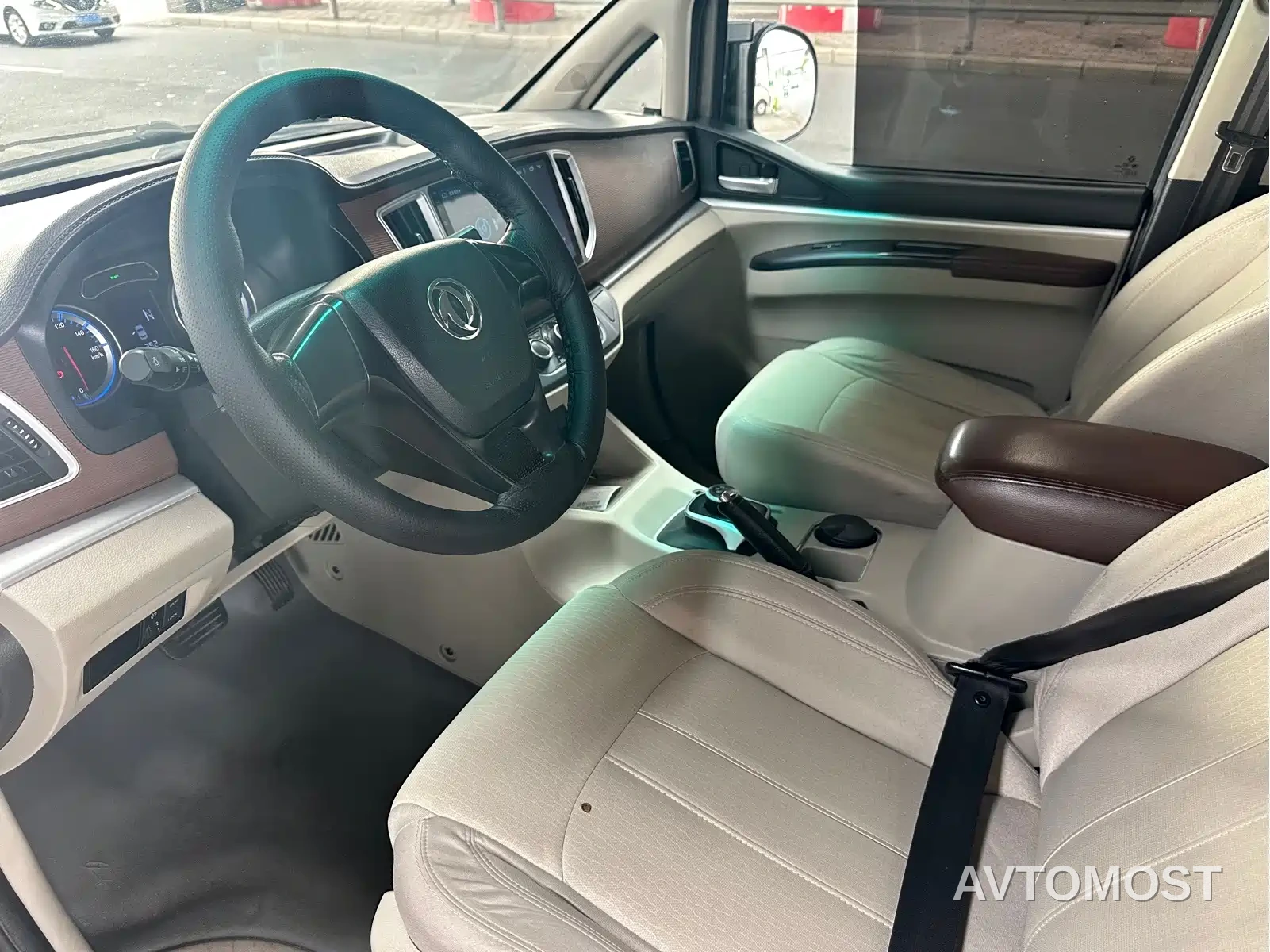 Dongfeng Fengxing Lingzhi New Energy 2020 Long Range Comfort 9-seater — фото 7
