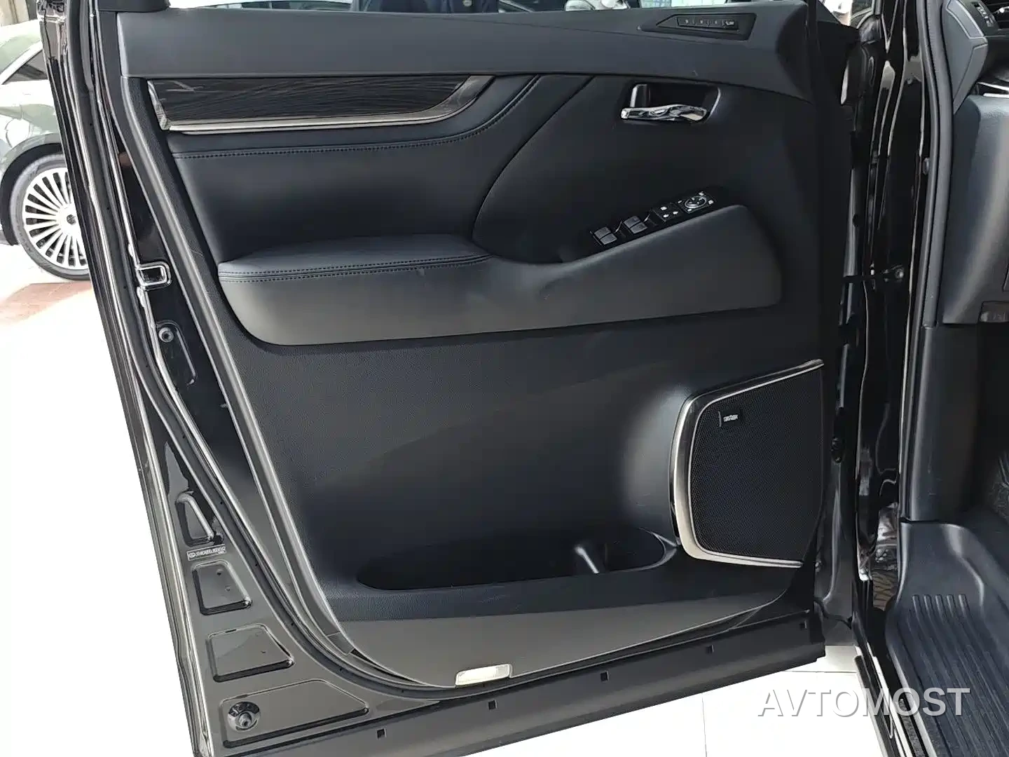 Lexus LM 2020 300h Seven-Seater Elegance Edition — фото 2