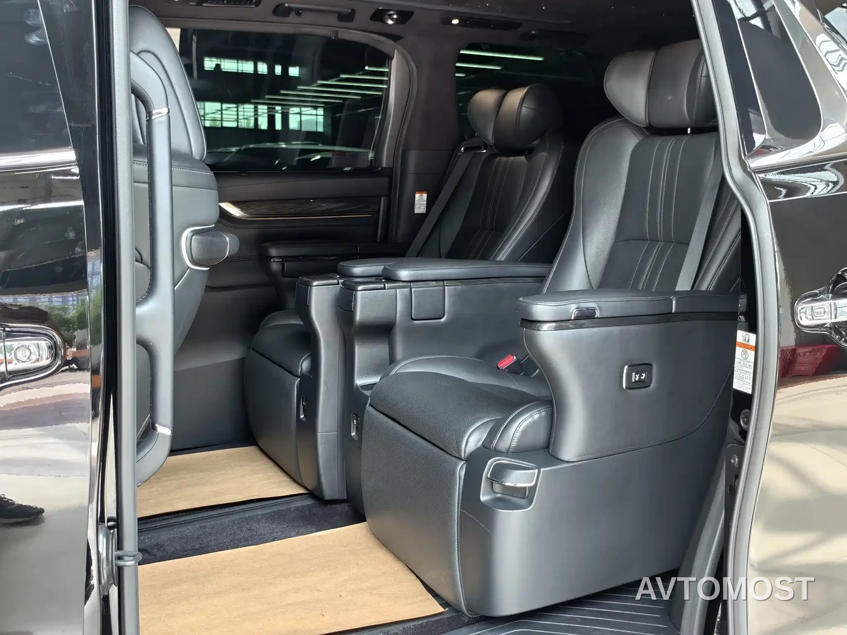 Lexus LM 2020 300h Seven-Seater Elegance Edition — фото 7