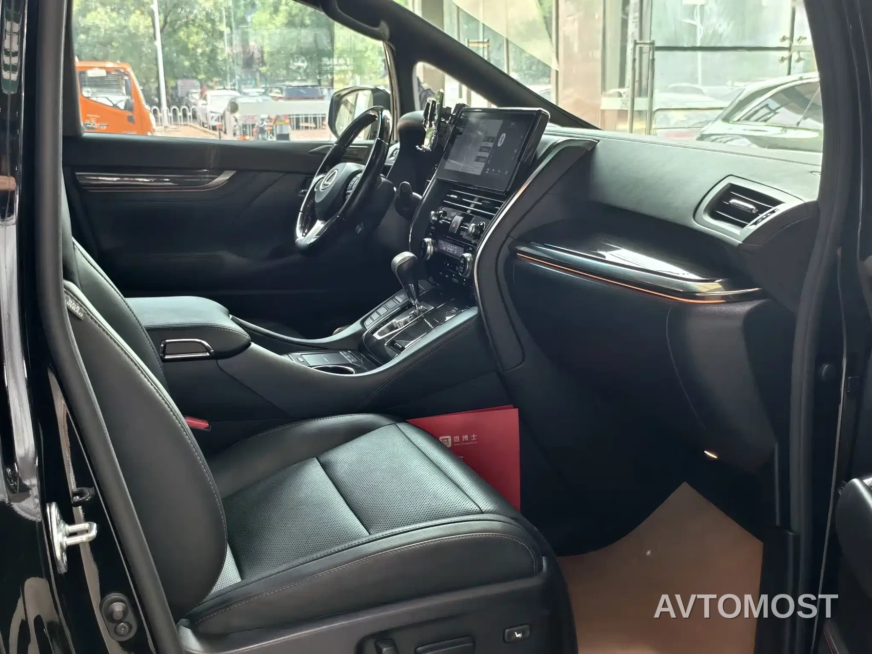 Lexus LM 2020 300h Seven-Seater Elegance Edition — фото 8