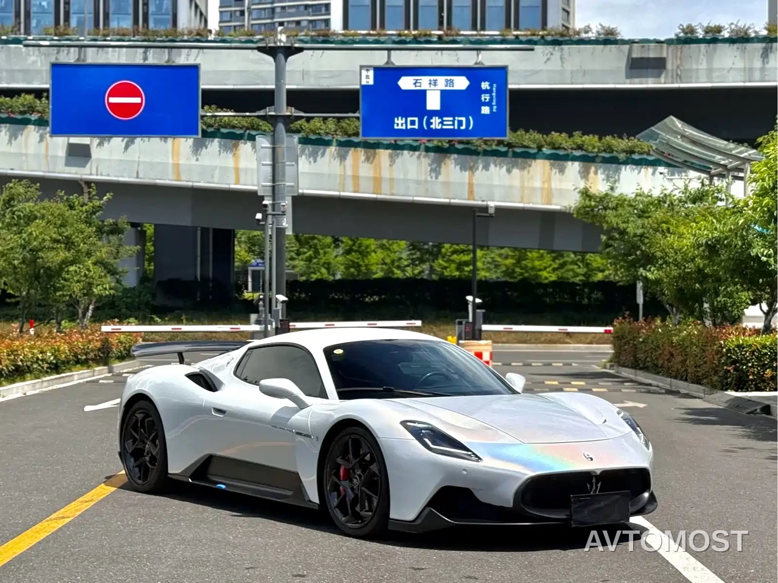 Maserati MC20 2020 3.0T Standard Edition — фото 2